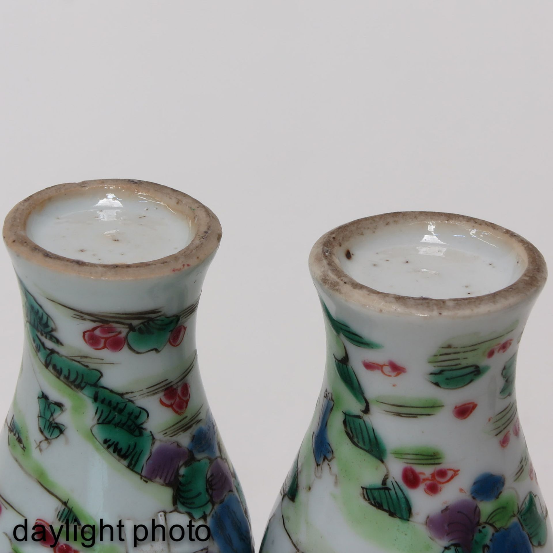A Pair of Miniature Covered Vases - Bild 8 aus 9