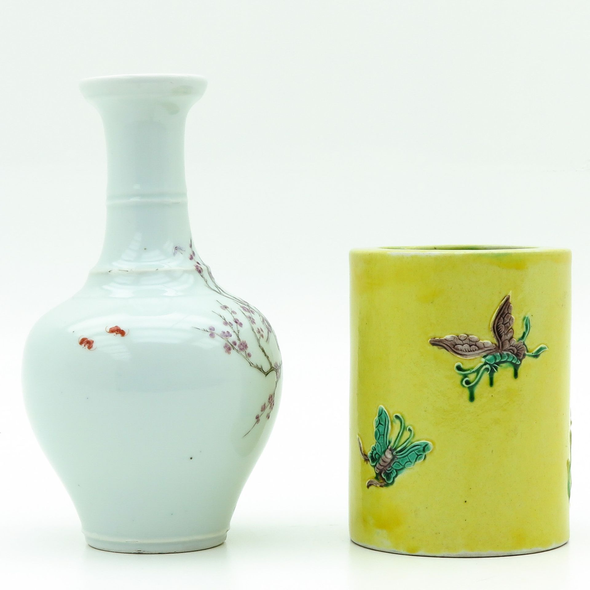 A Famille Rose Vase and Brush Pot - Bild 3 aus 10