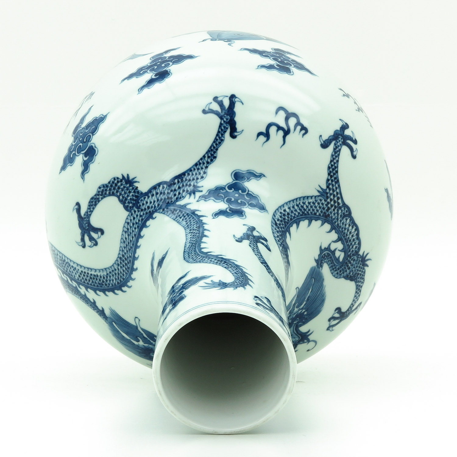 A Blue and White Tianqiu Ping Vase - Image 5 of 9