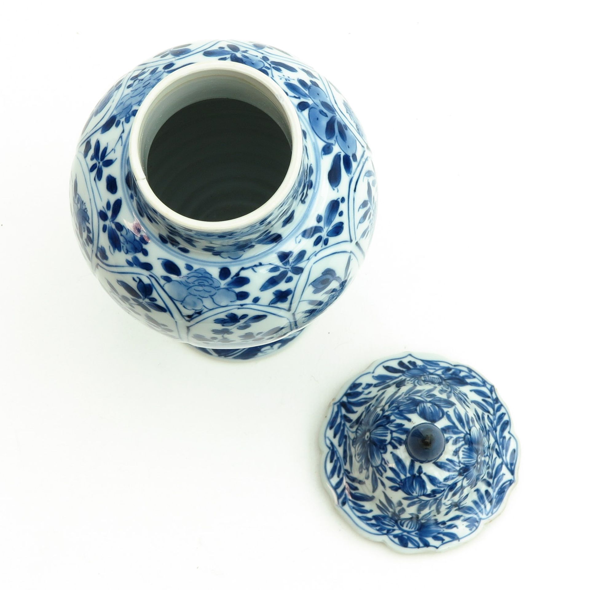 A Blue and White Garniture Vase - Bild 5 aus 9