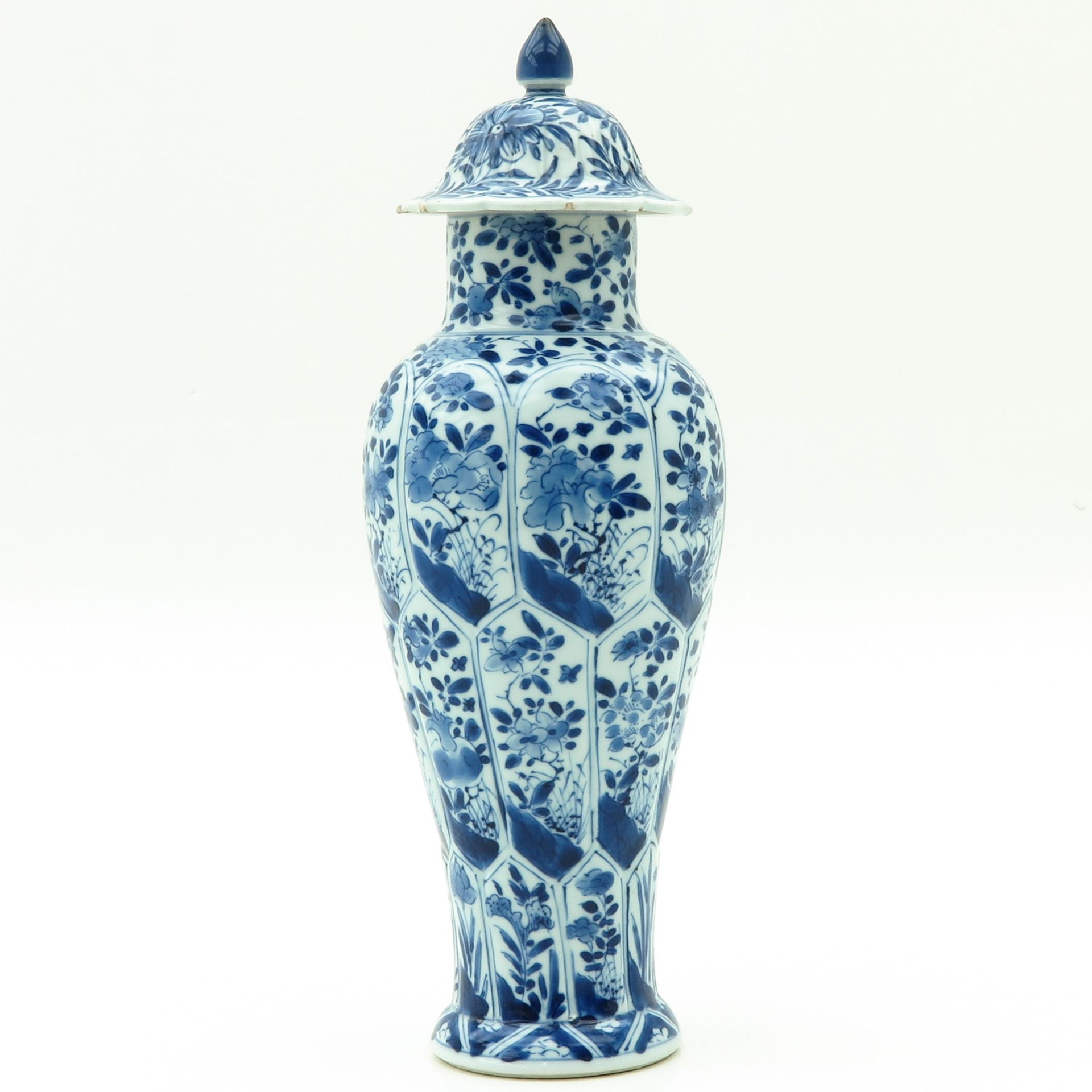 A Blue and White Garniture Vase - Bild 3 aus 9