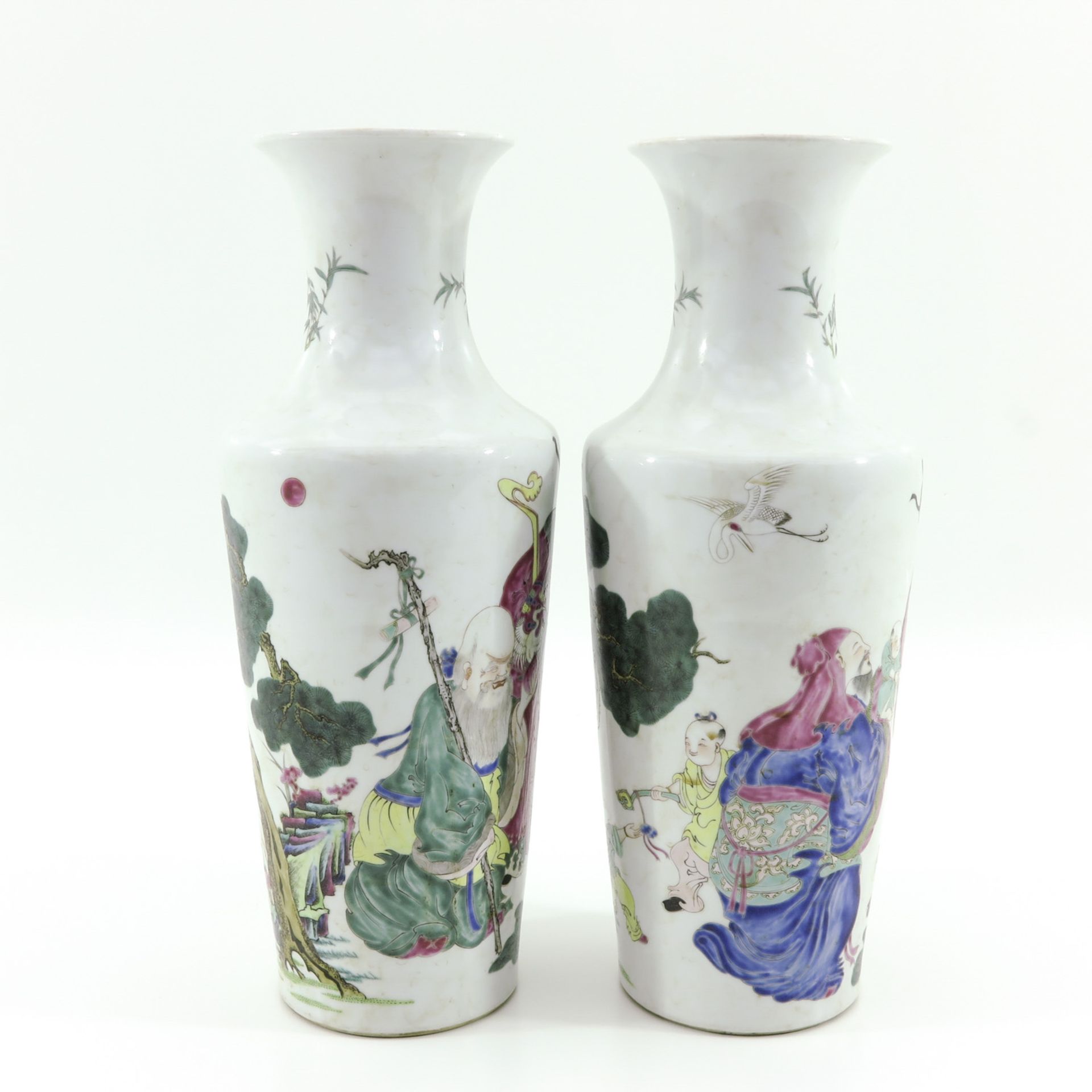 A Pair of Famille Rose Vases - Bild 4 aus 9