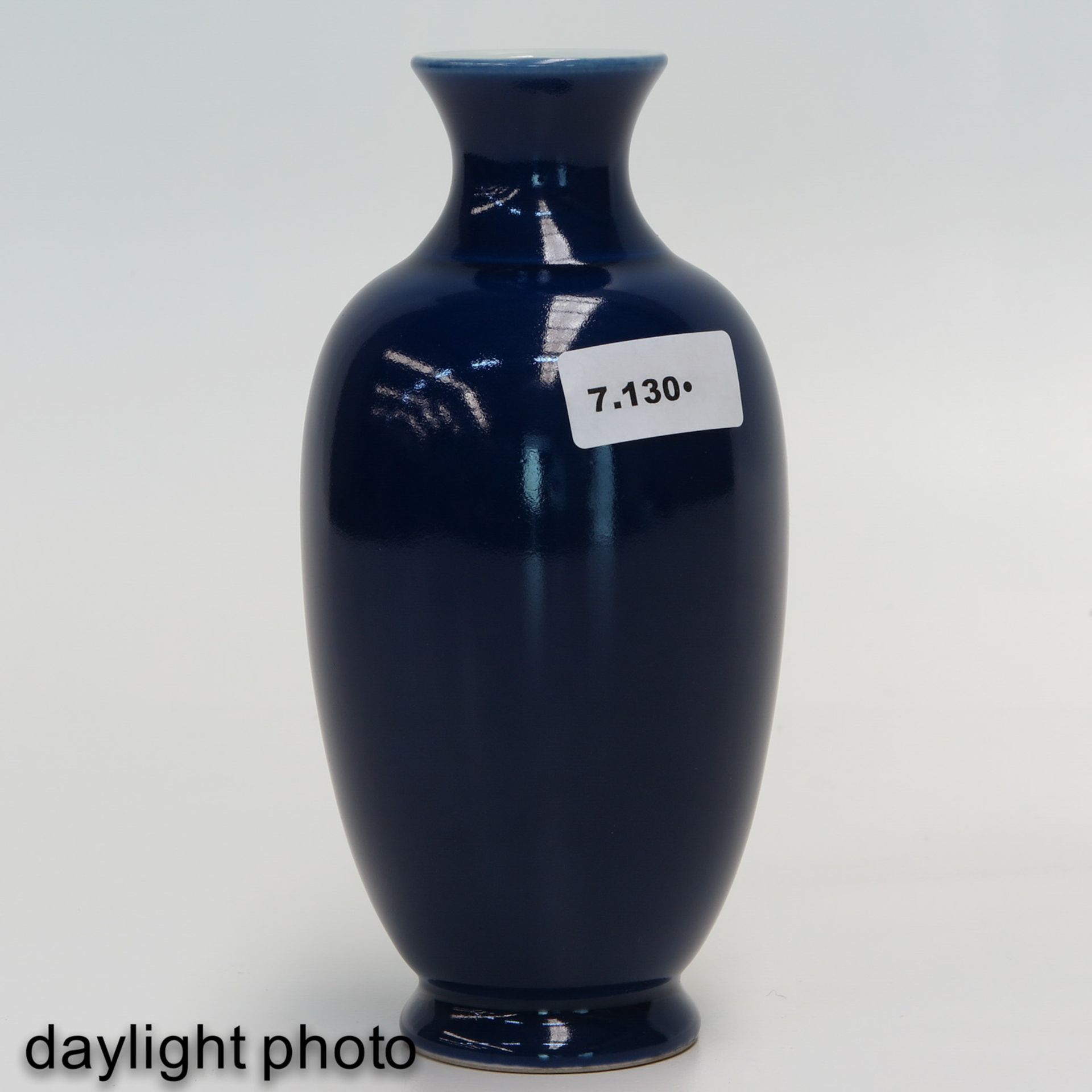 A Monochrome Blue Glaze Vase - Bild 8 aus 10