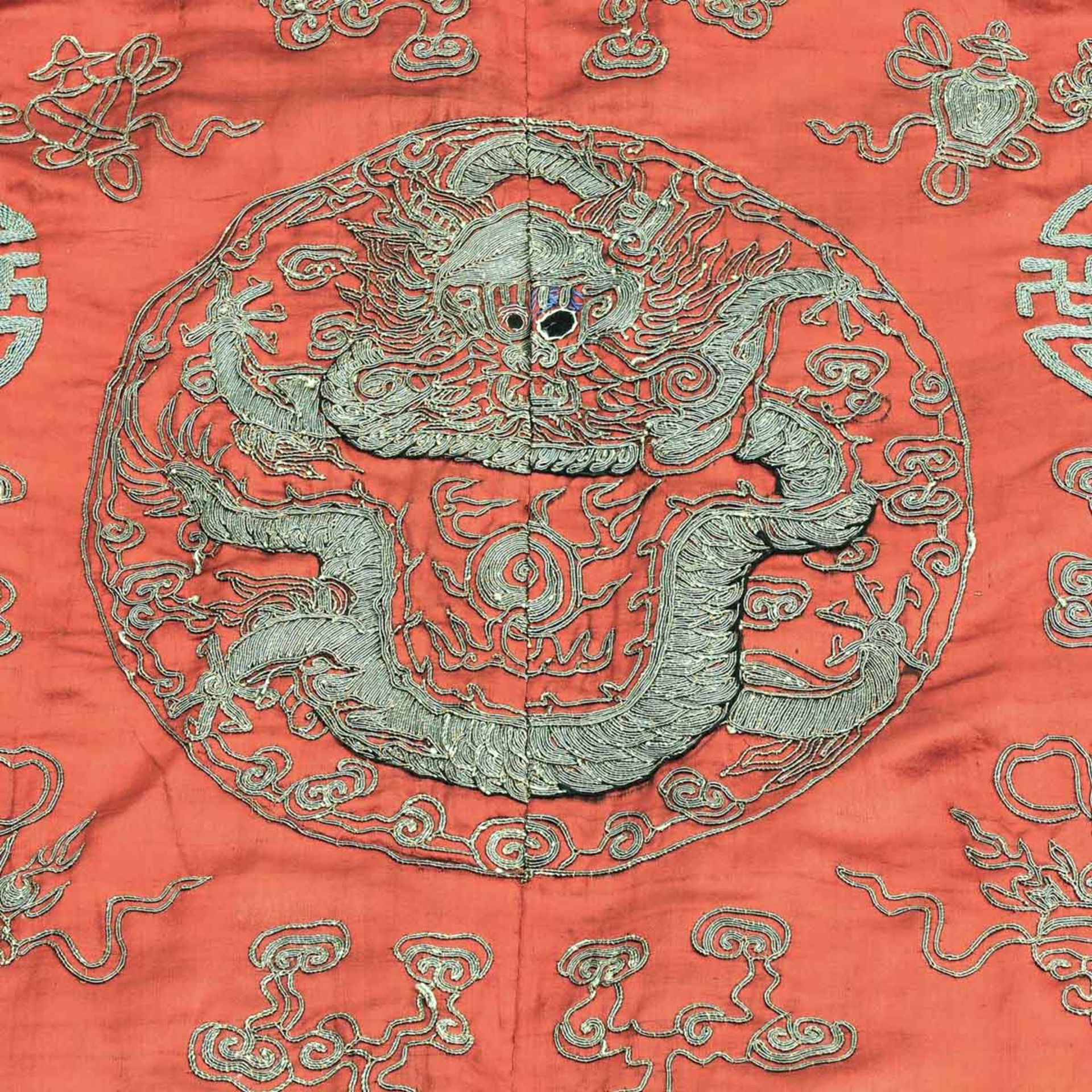 A Silk Embroidered Chinese Robe - Bild 3 aus 7