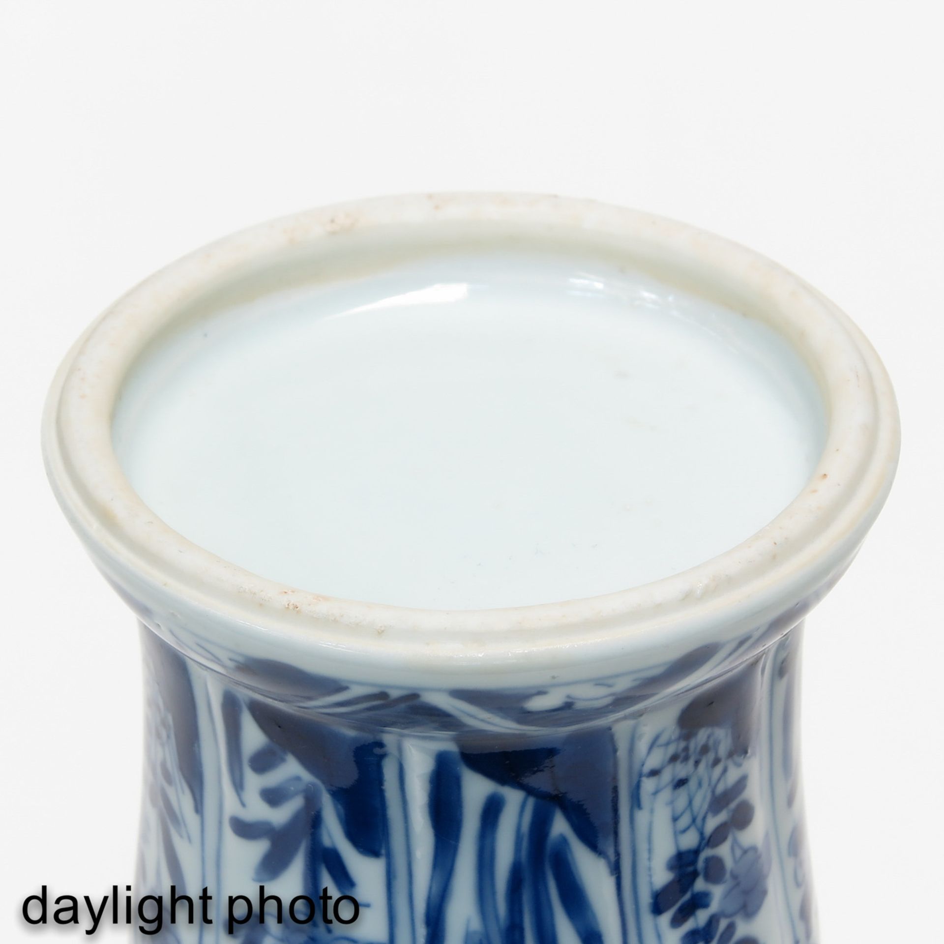 A Blue and White Garniture Vase - Bild 8 aus 9