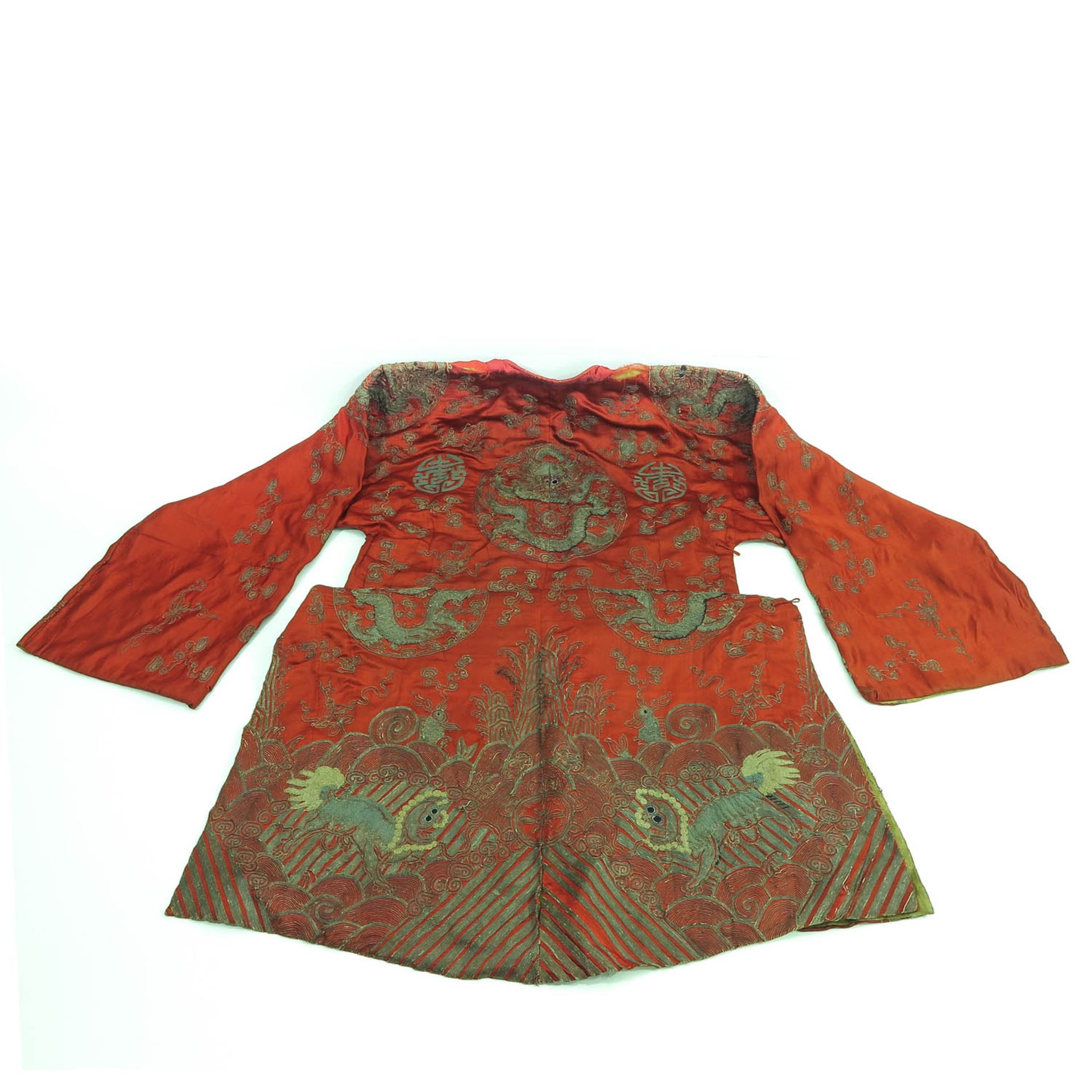 A Silk Embroidered Chinese Robe - Bild 2 aus 7