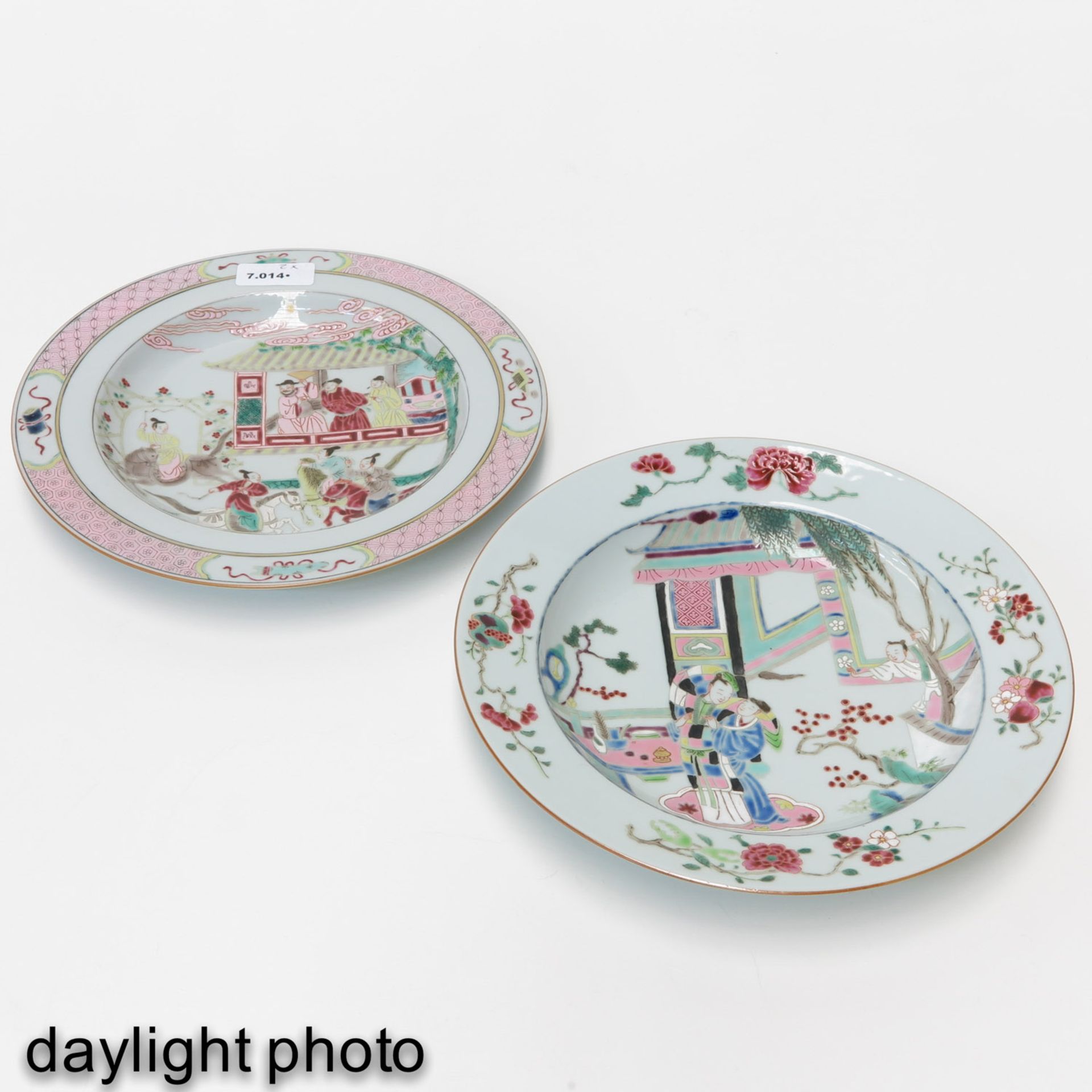 Two Famille Rose Plates - Bild 7 aus 10