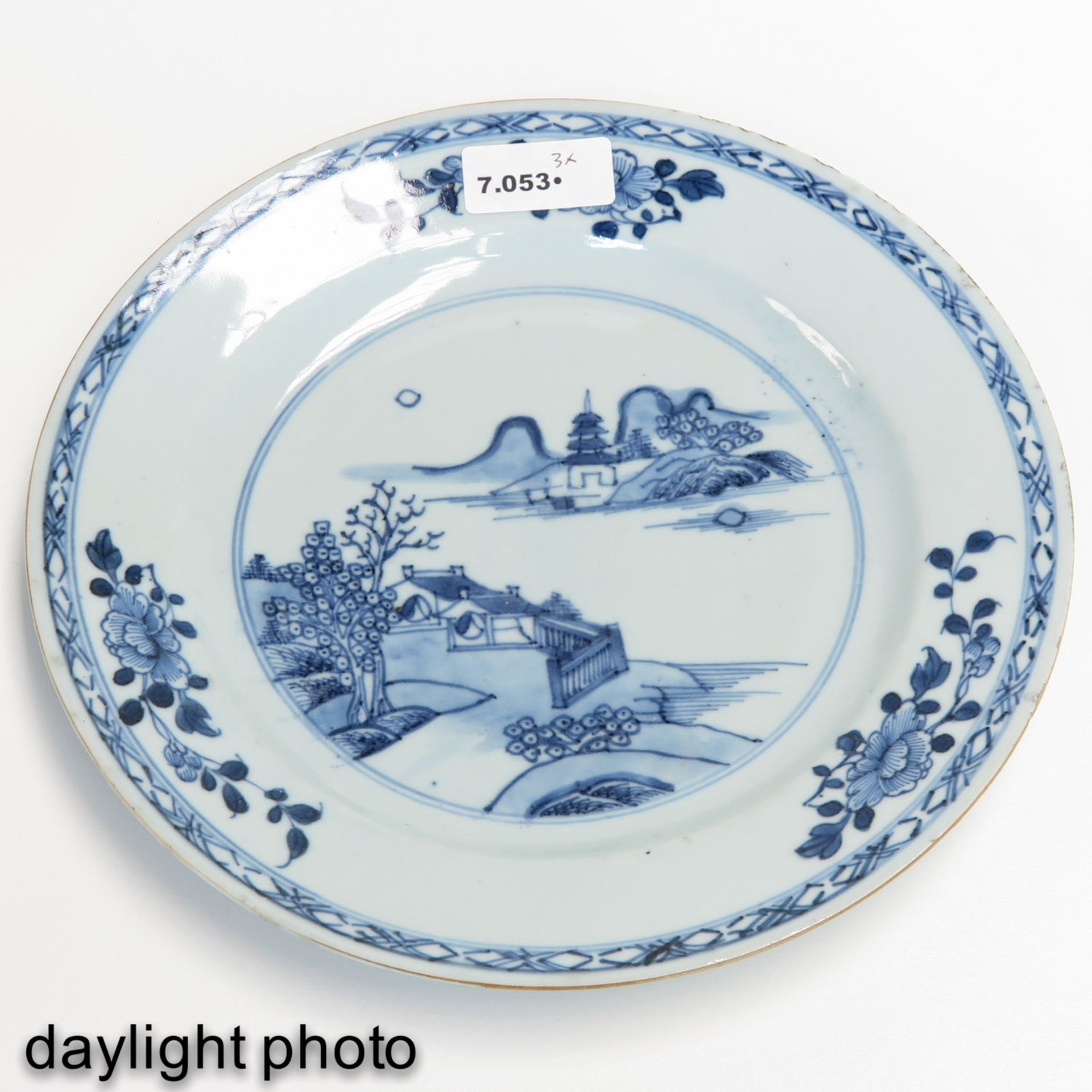 A Series of 3 Blue and White Plates - Bild 9 aus 10