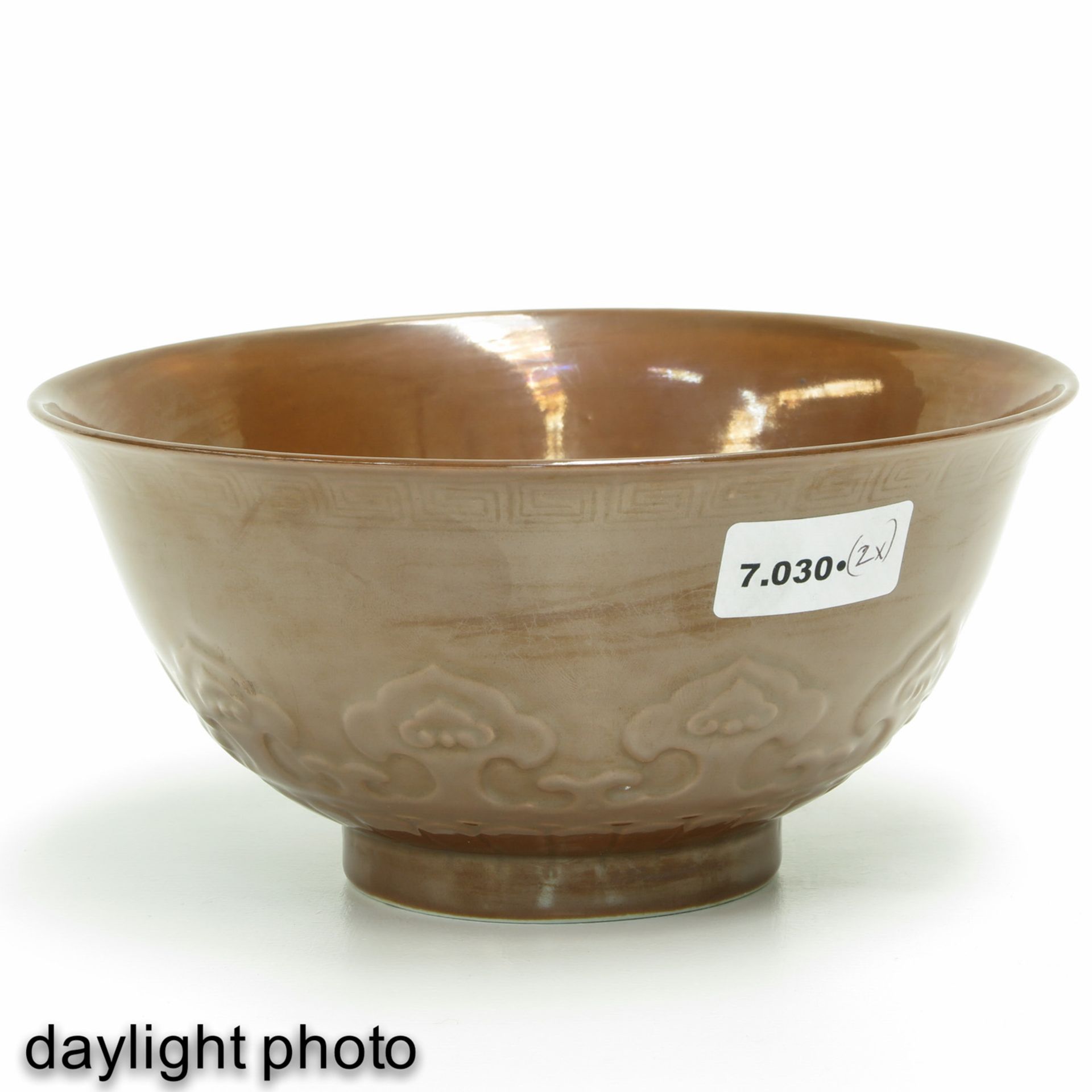 A Pair of Monochrome Brown Glaze Bowls - Bild 8 aus 10