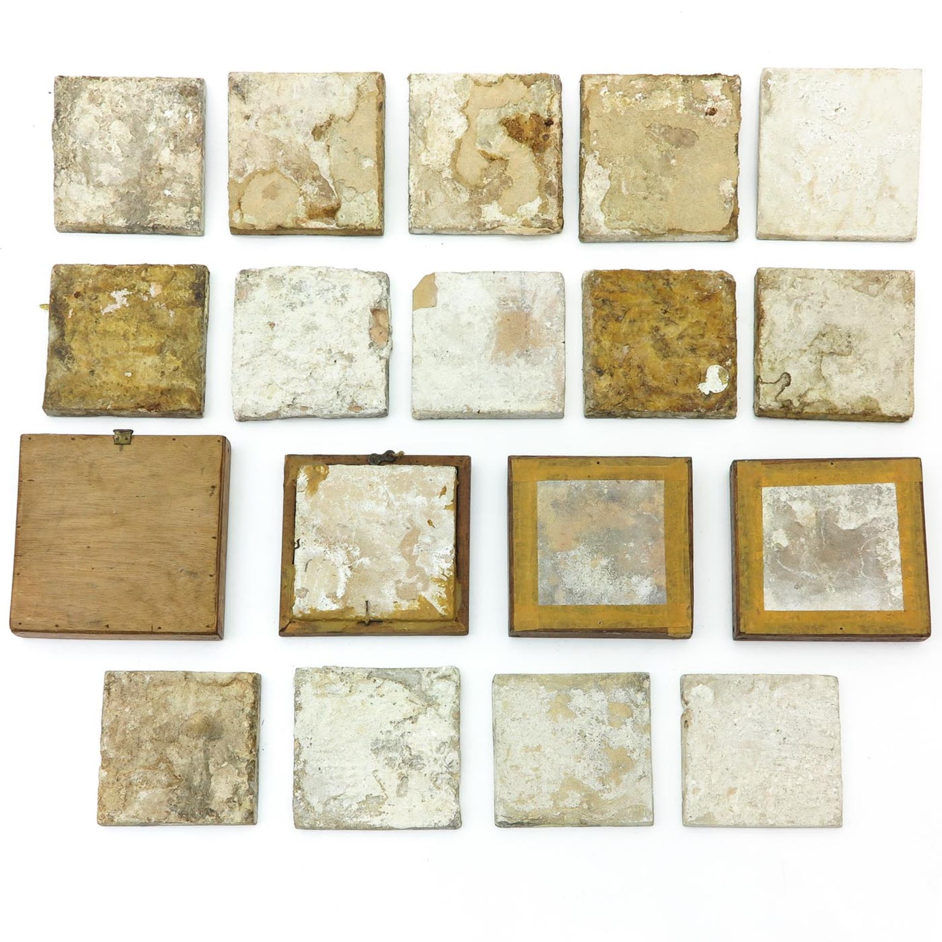 A Collection of 17th - 18th Century Tiles - Bild 2 aus 2