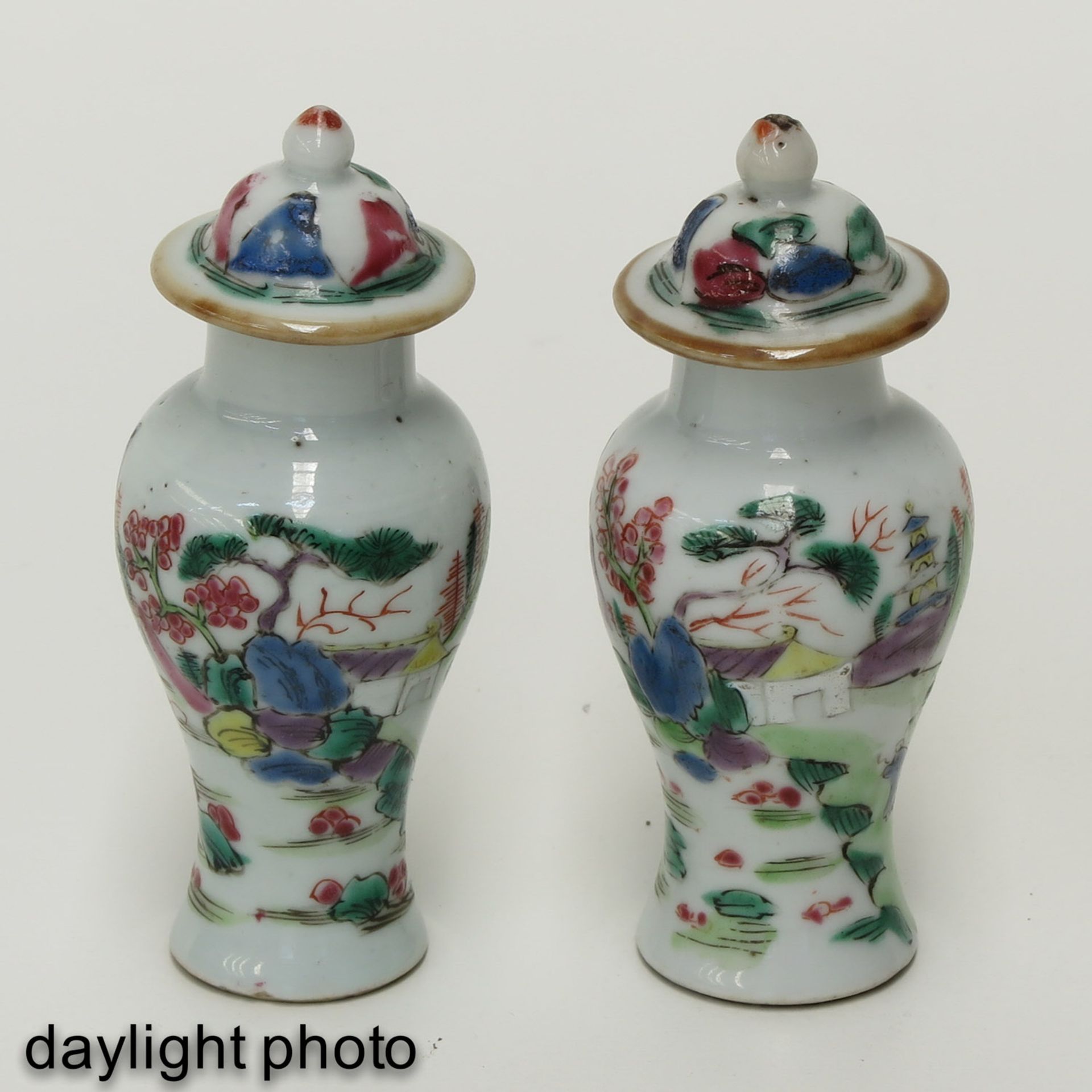 A Pair of Miniature Covered Vases - Bild 7 aus 9