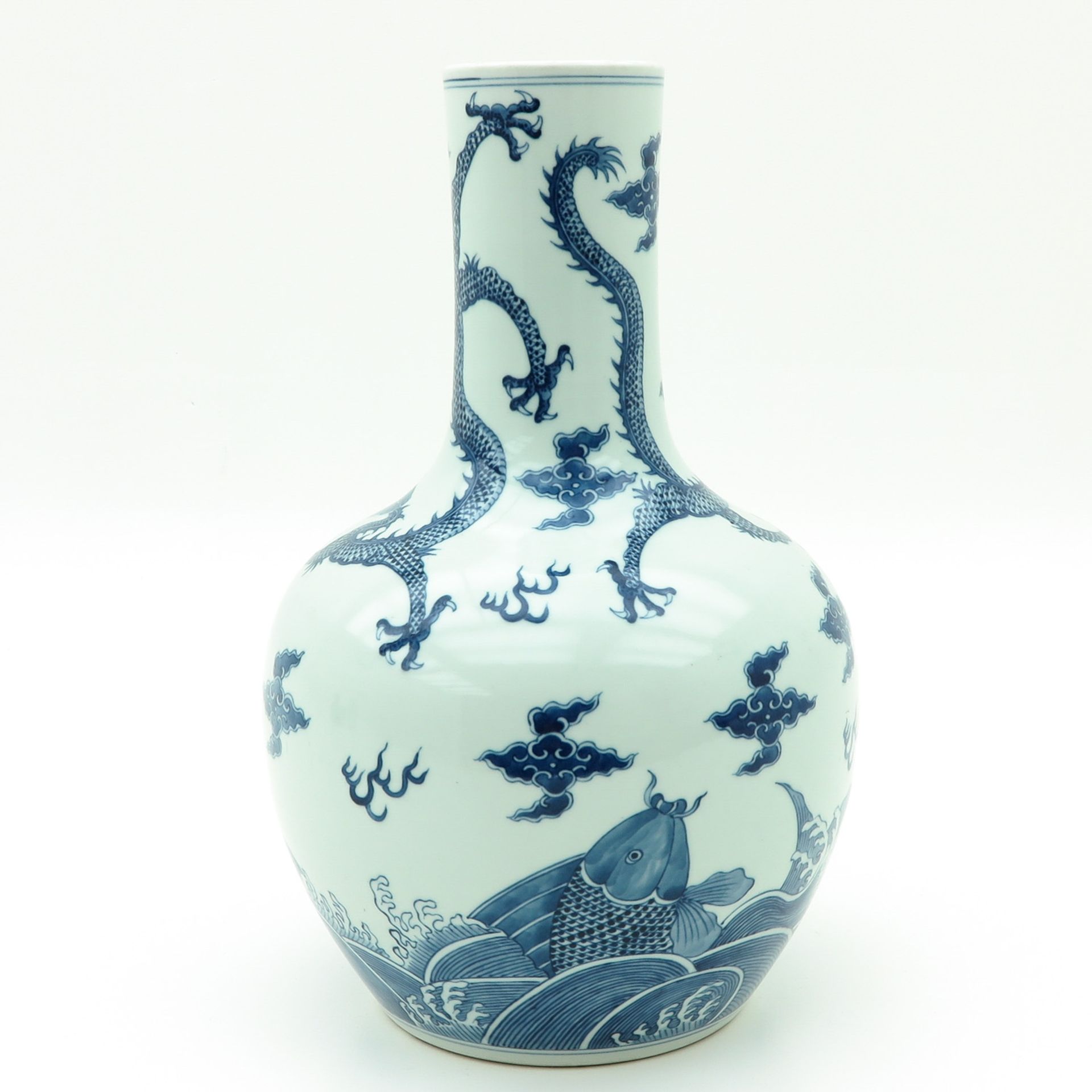 A Blue and White Tianqiu Ping Vase - Bild 2 aus 9