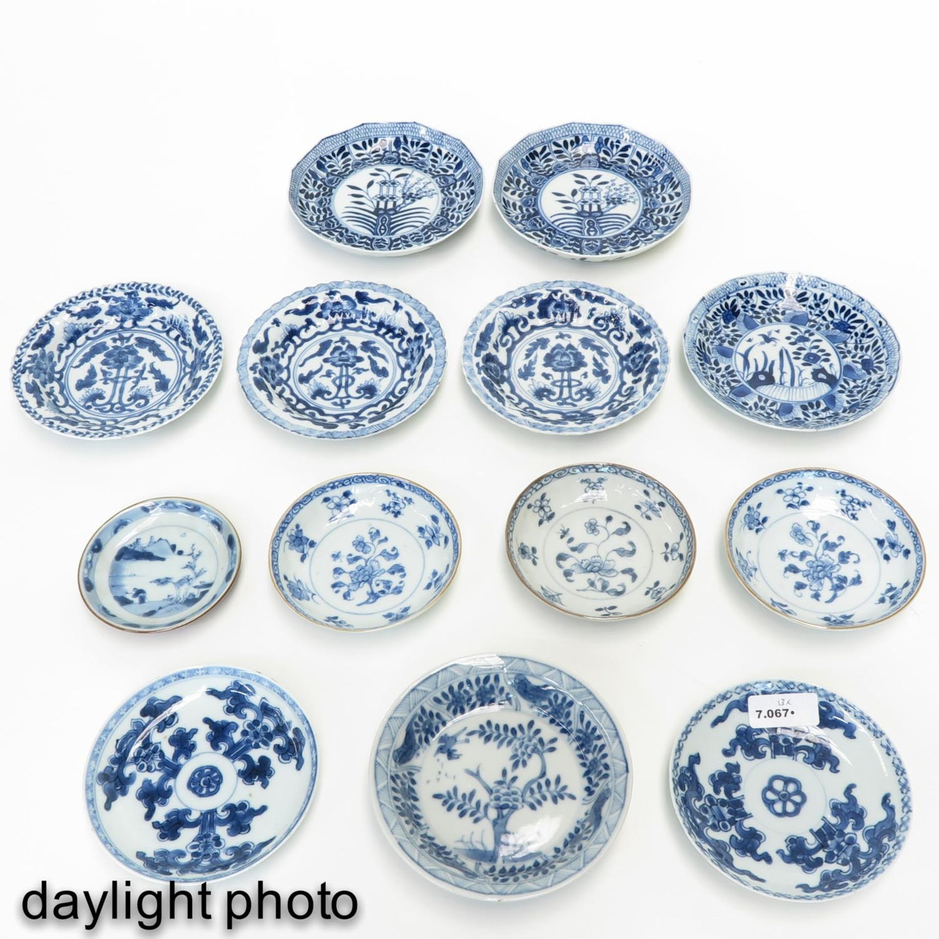 A Collectin of 13 Small Plates - Bild 7 aus 10