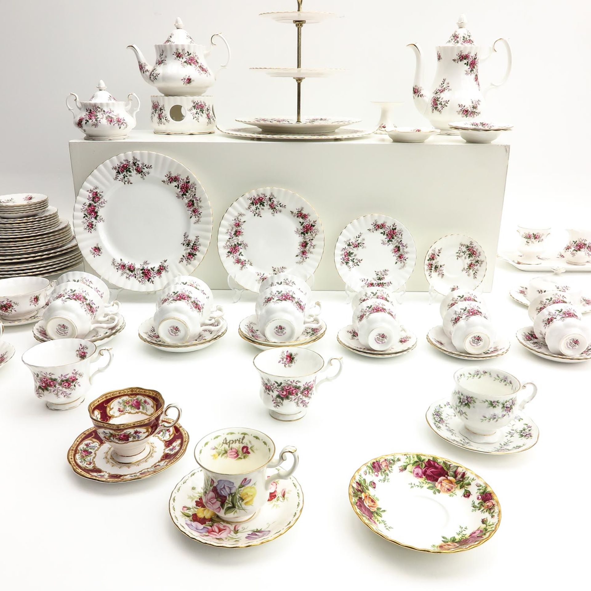 A Very Large Collection of Royal Albert Tableware - Image 9 of 10