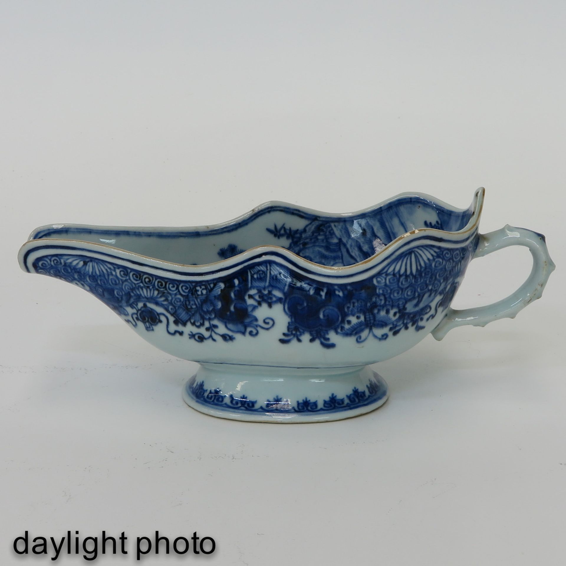 A Pair of Blue and White Gravy Boats - Image 7 of 9