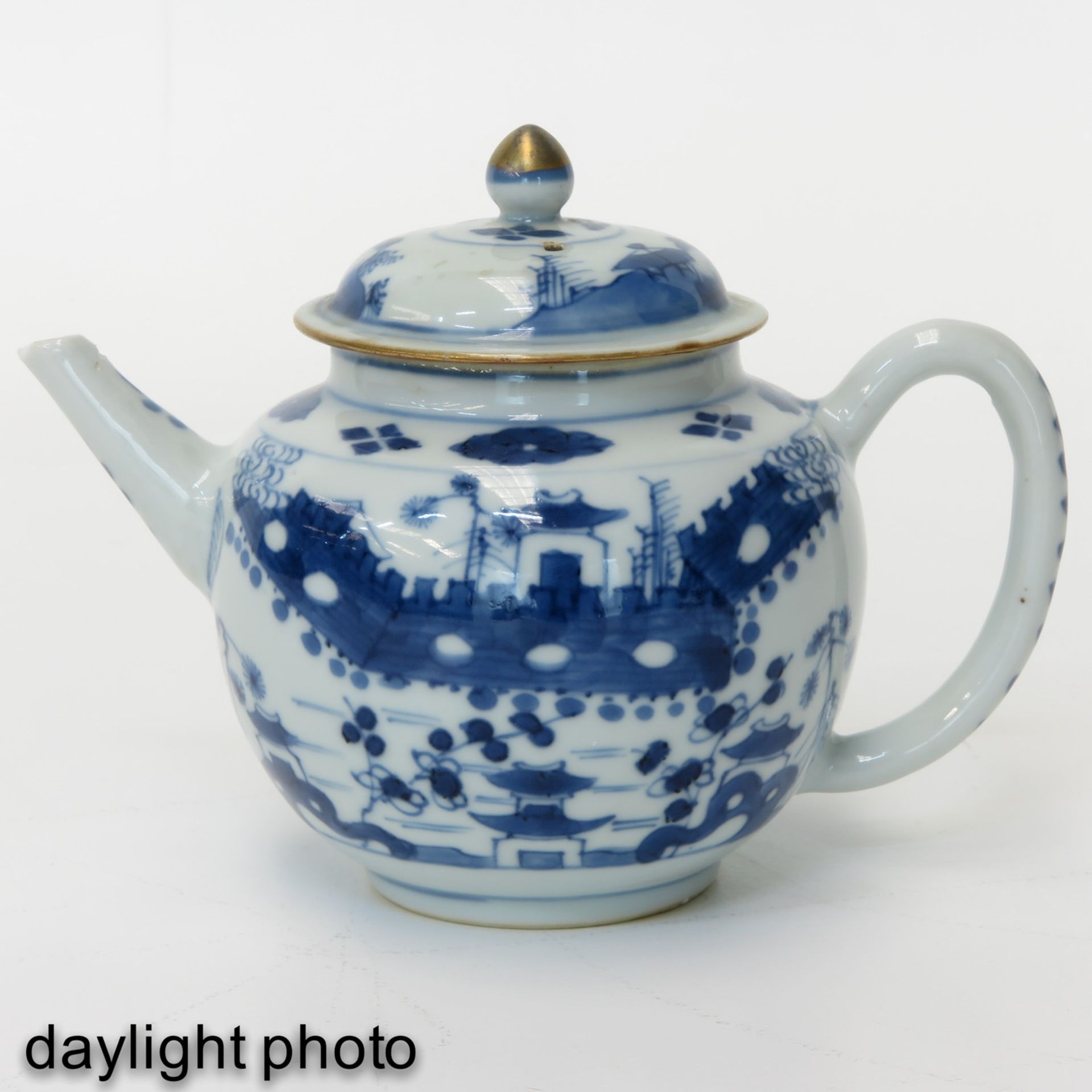 A Blue and White Teapot - Image 7 of 10