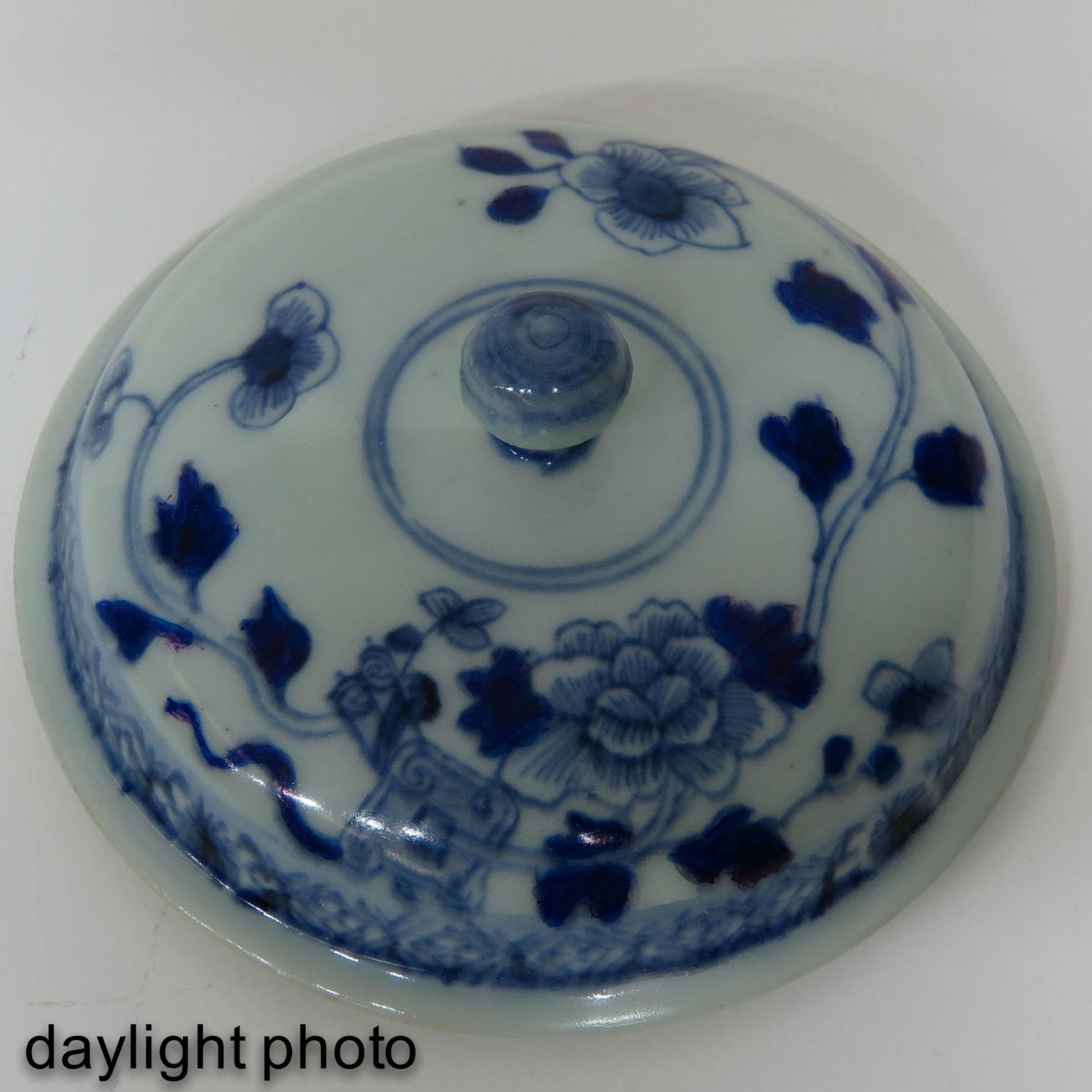 A Blue and White Covered Jar - Image 10 of 10