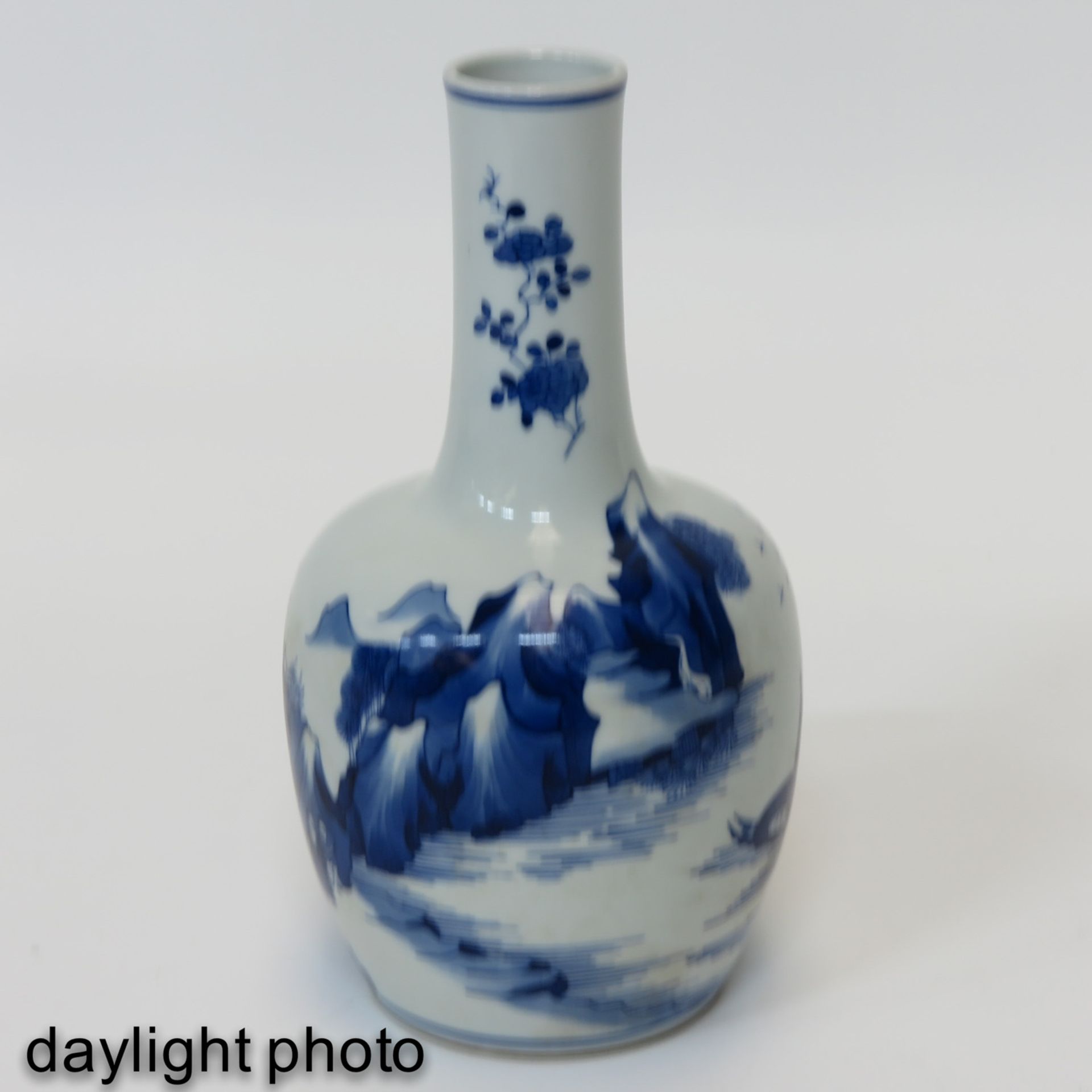 A Pair of Blue and White Vases - Image 7 of 10