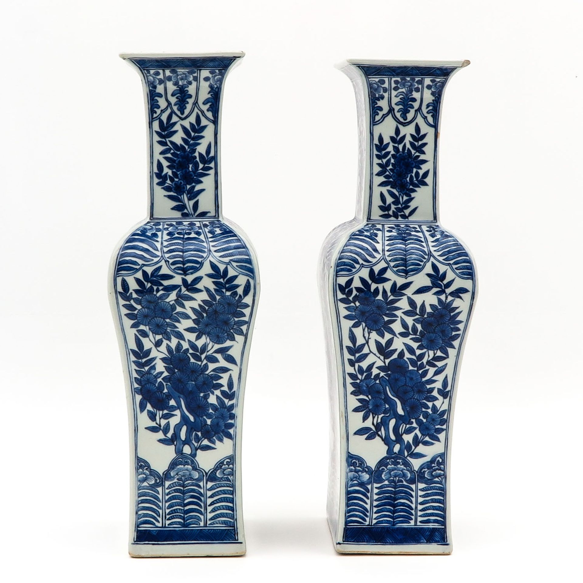 A Pair of Blue and White Vases - Image 2 of 10