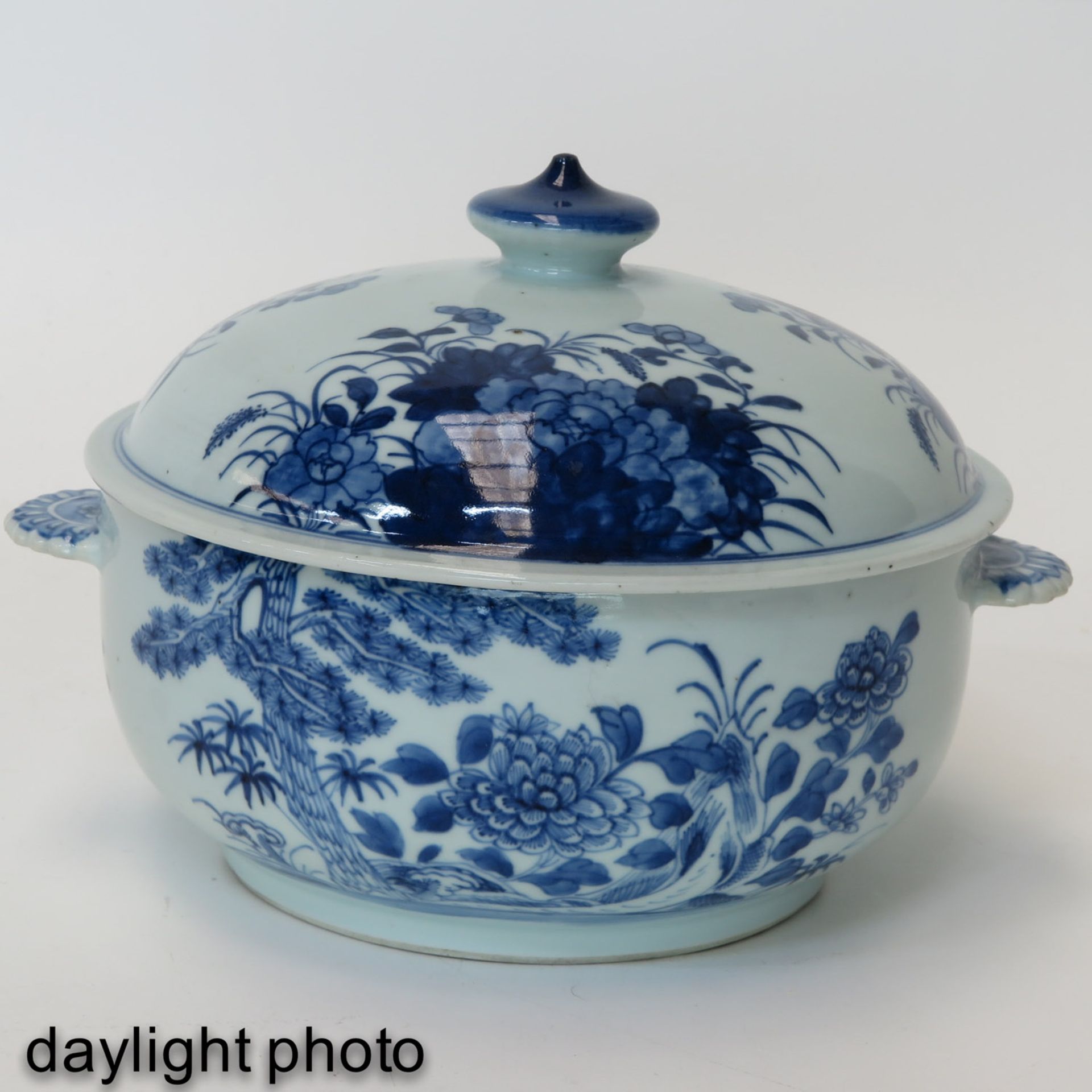 A Blue and White Serving Bowl with Cover - Bild 7 aus 9
