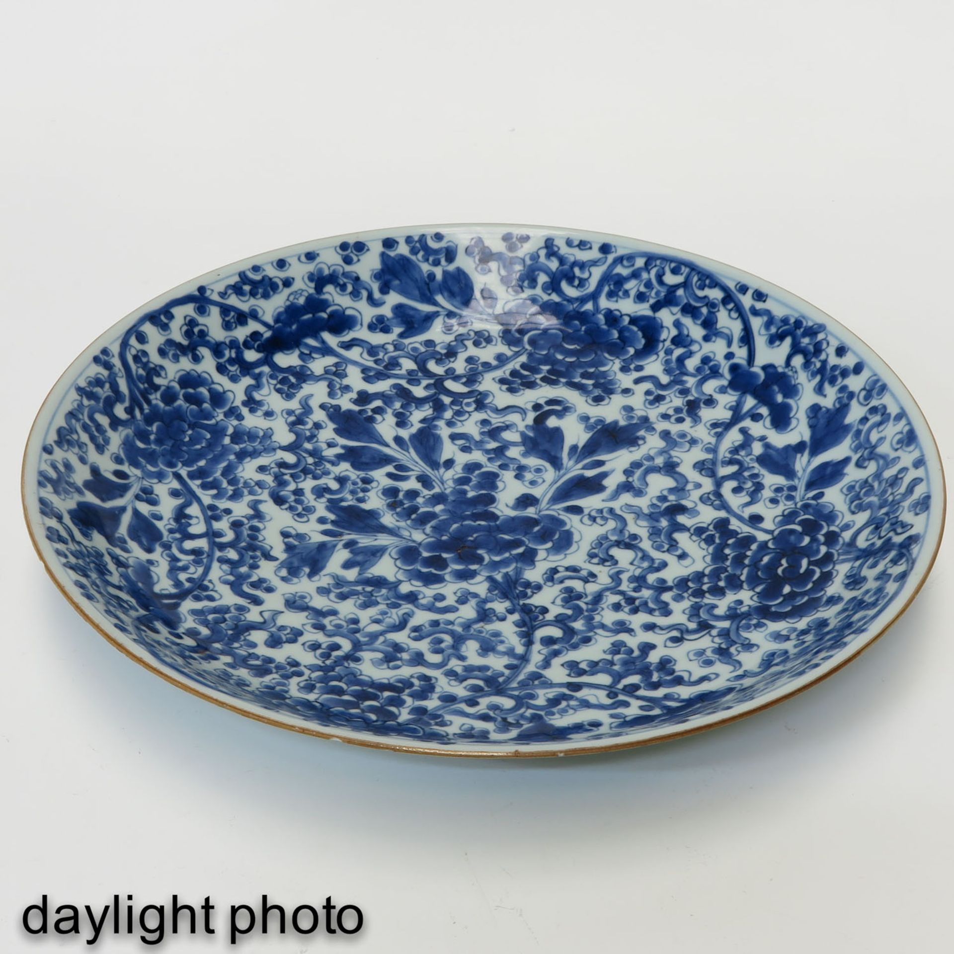 A Blue and White Charger - Image 4 of 7