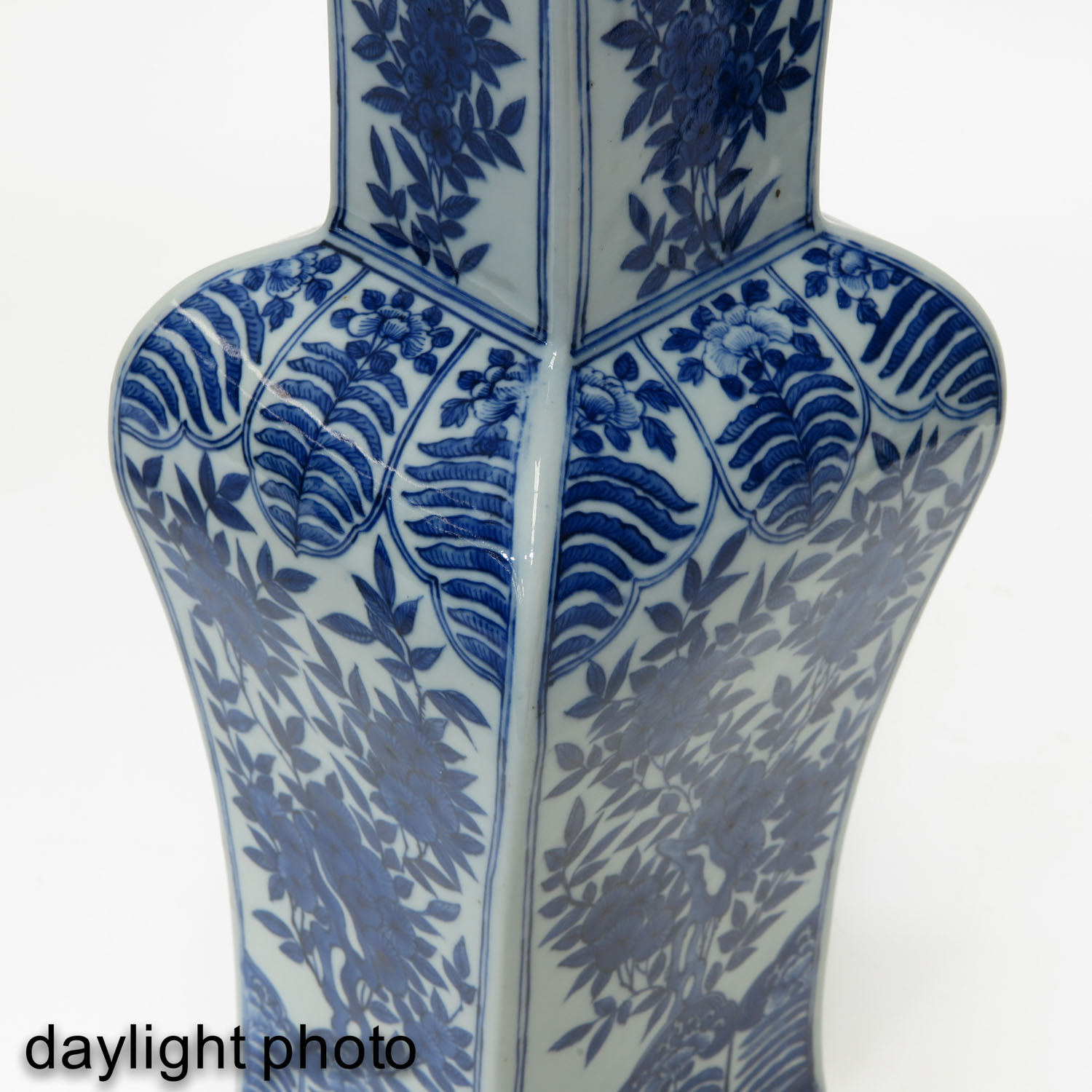 A Pair of Blue and White Vases - Image 10 of 10