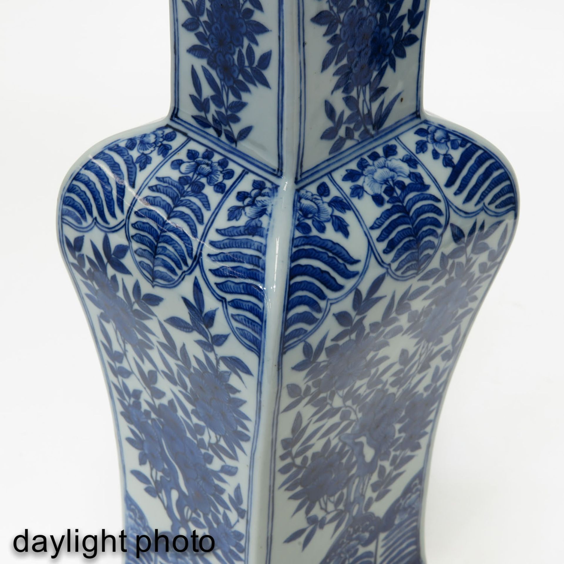 A Pair of Blue and White Vases - Image 10 of 10