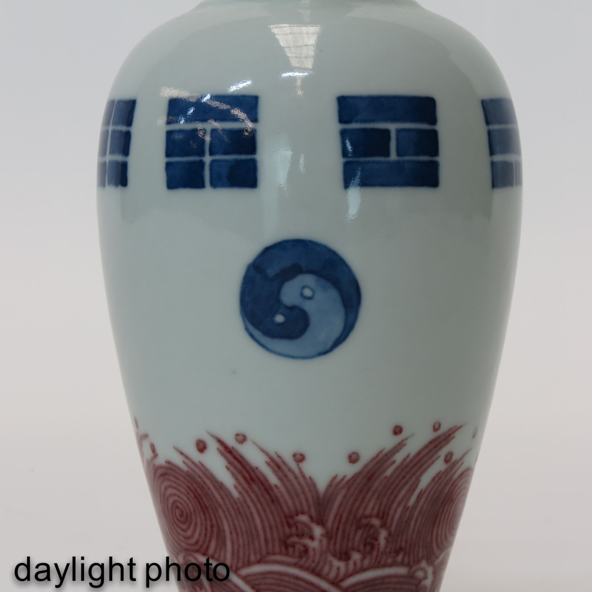 A Red and Blue Decor Vase - Image 10 of 10