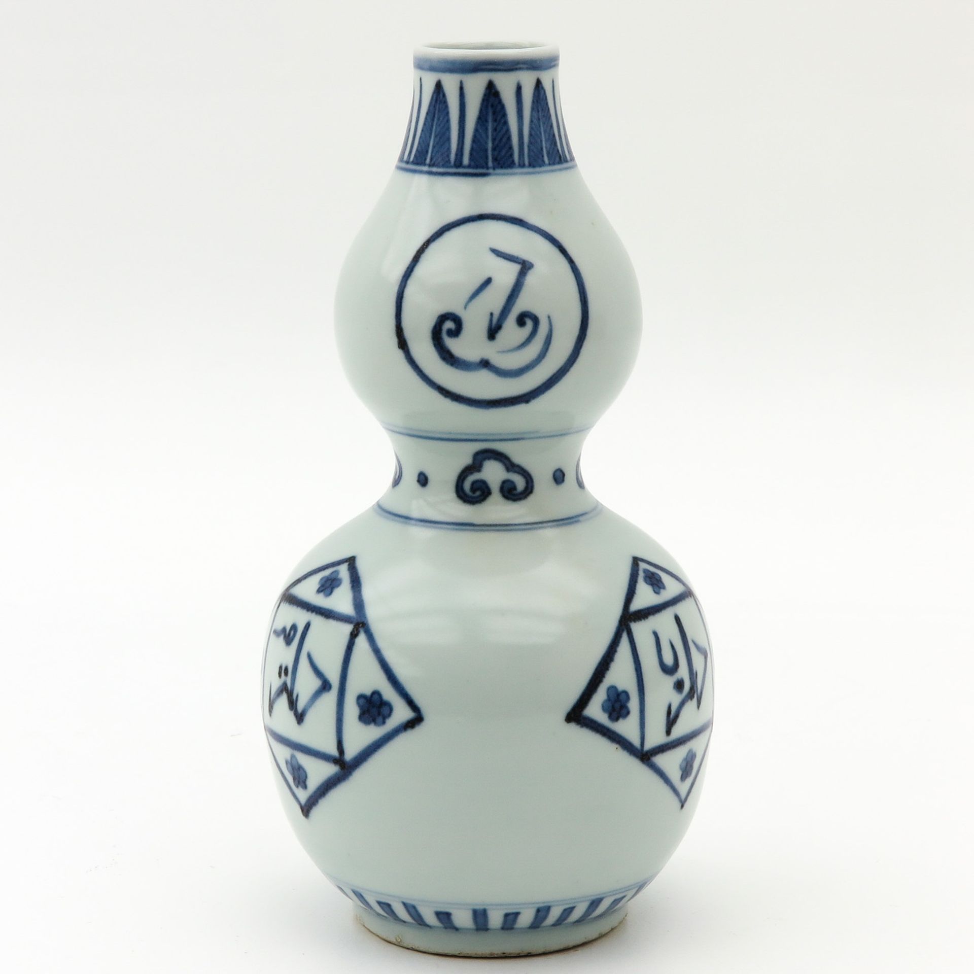 A Blue and White Double Gourd Vase - Image 3 of 9