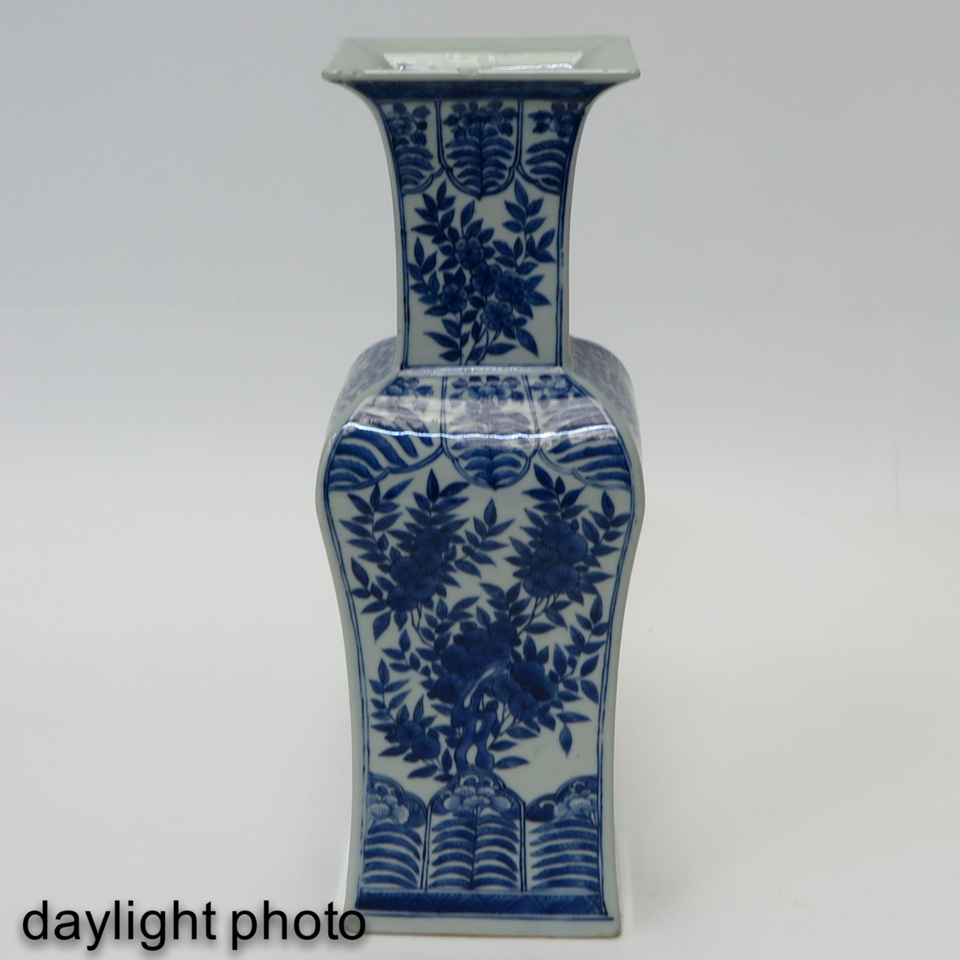 A Pair of Blue and White Vases - Image 7 of 10