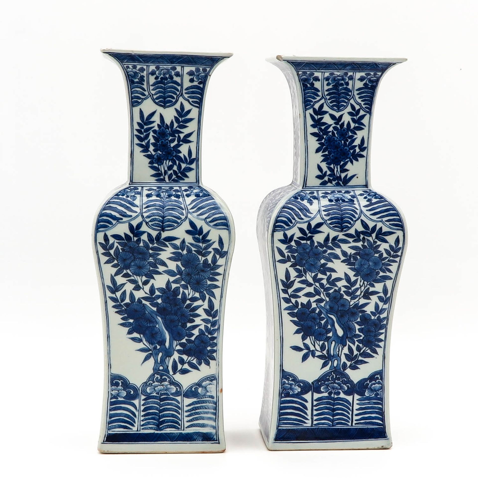 A Pair of Blue and White Vases - Image 3 of 10