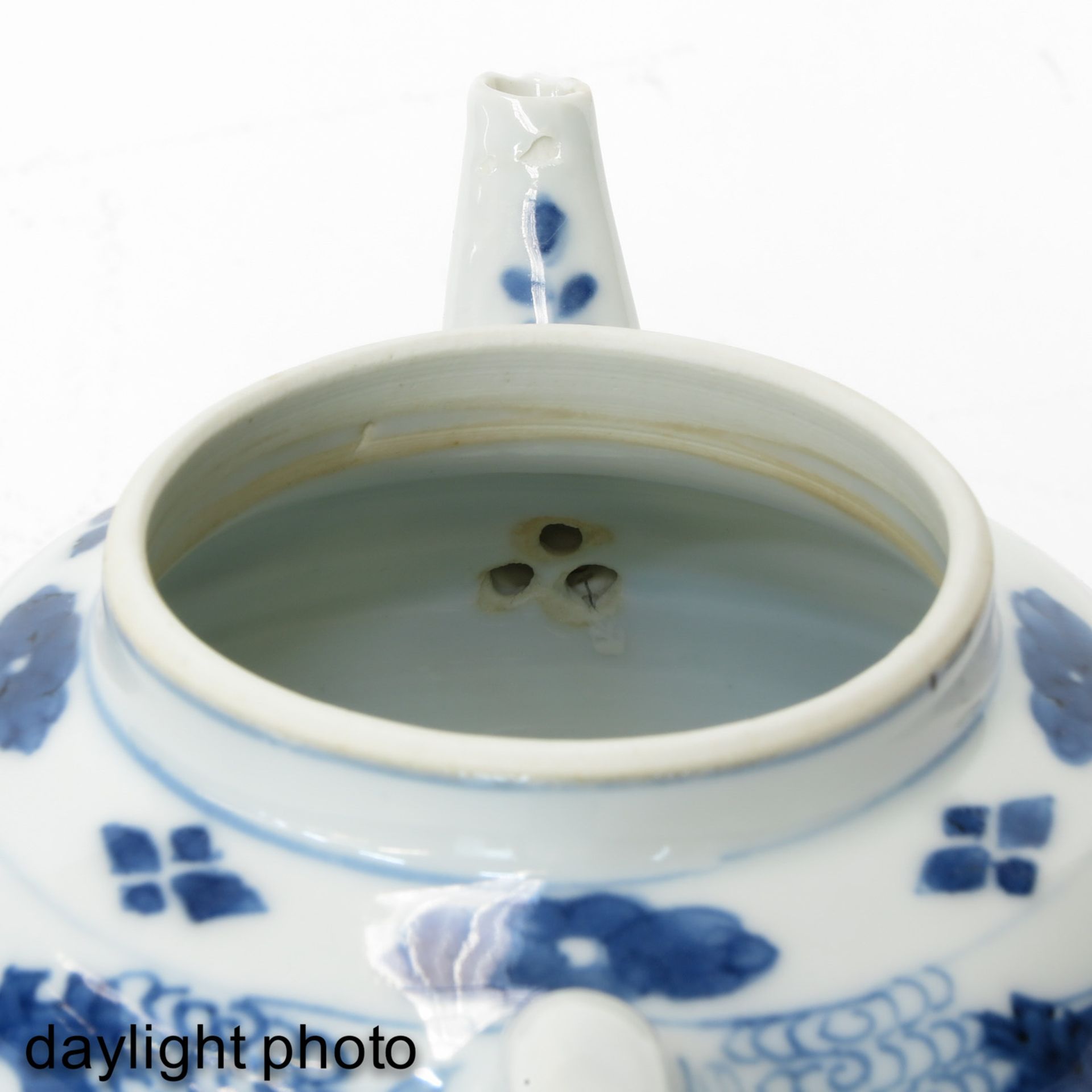 A Blue and White Teapot - Image 9 of 10