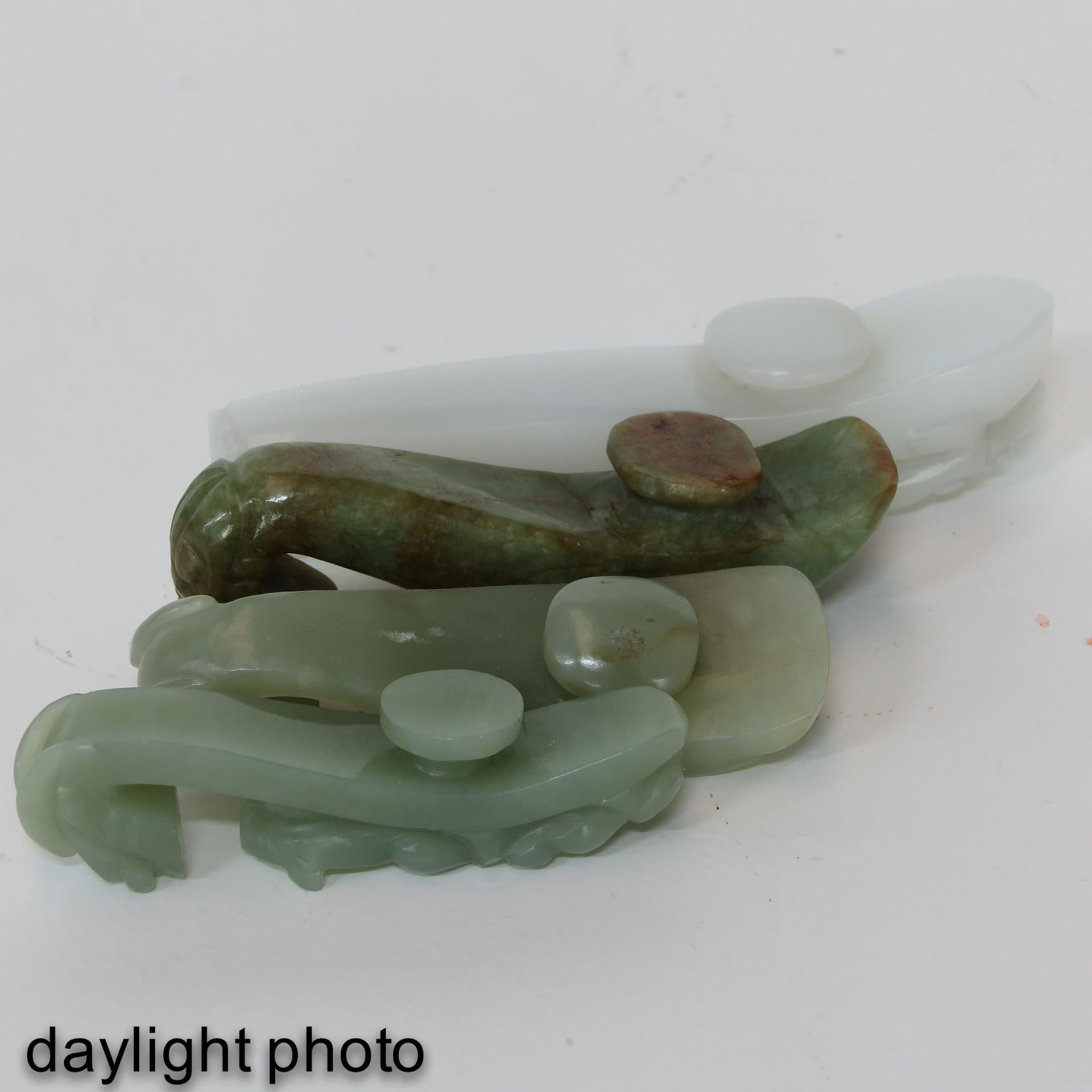A Collection of 4 Jade Belt Hooks - Image 8 of 9