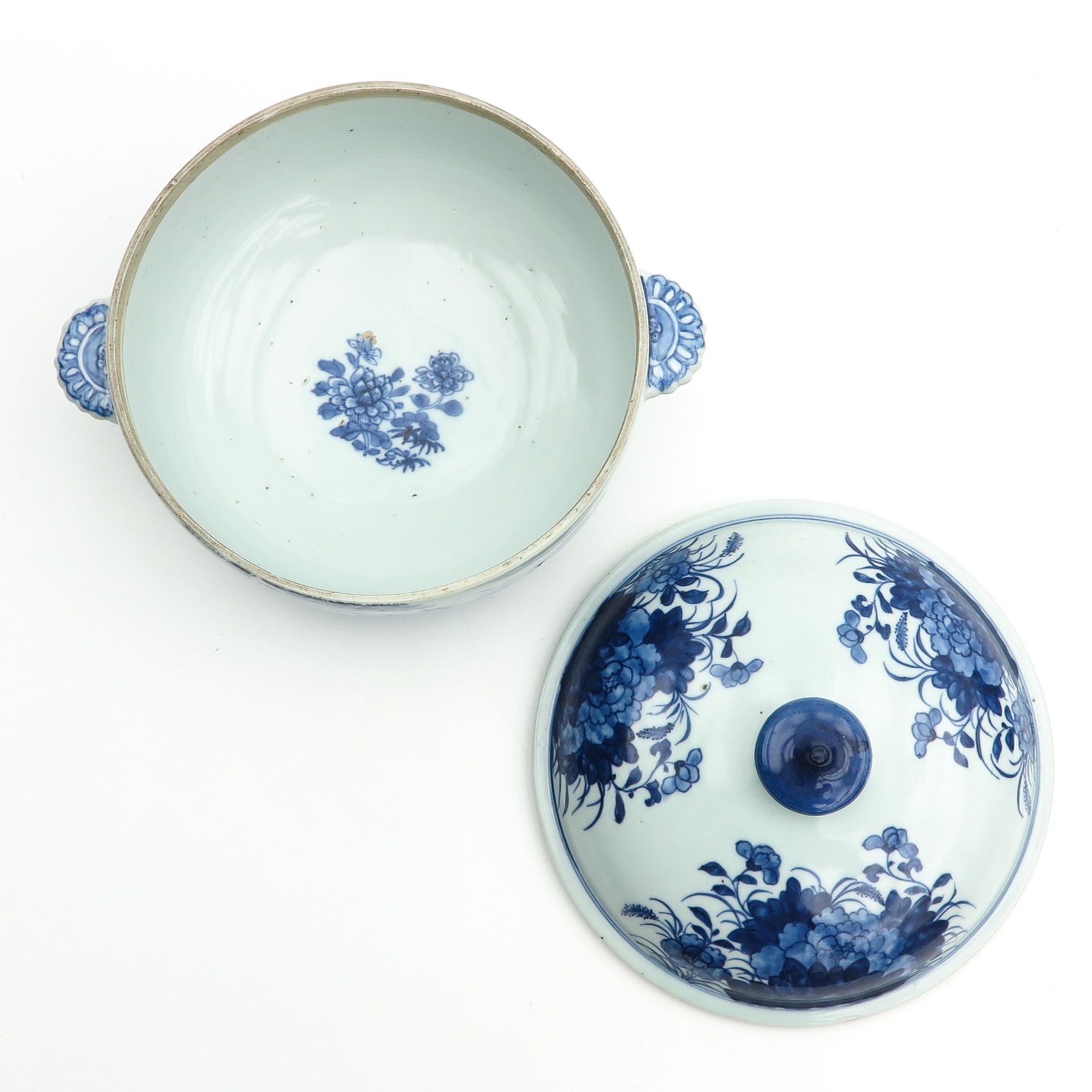A Blue and White Serving Bowl with Cover - Bild 5 aus 9