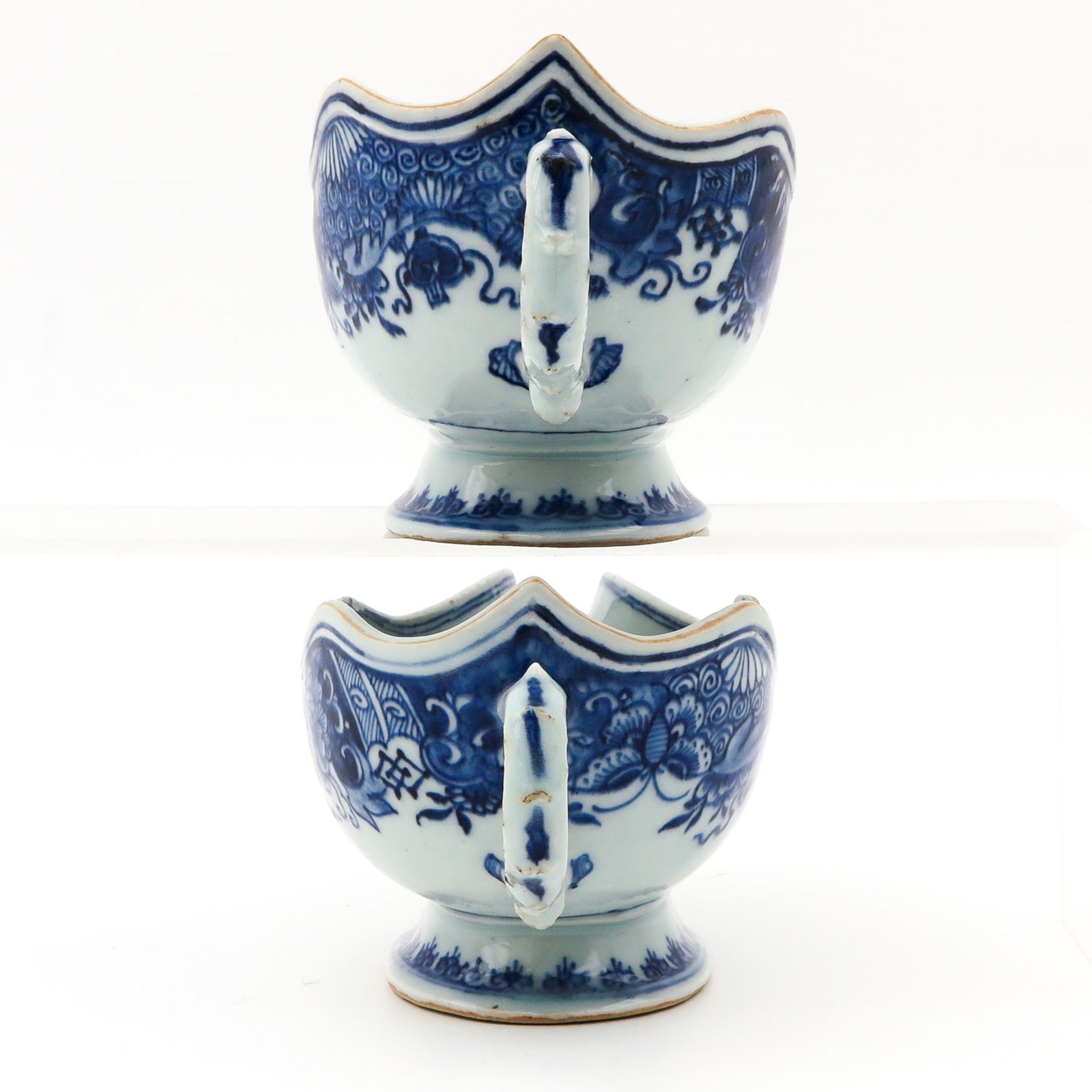 A Pair of Blue and White Gravy Boats - Image 2 of 9