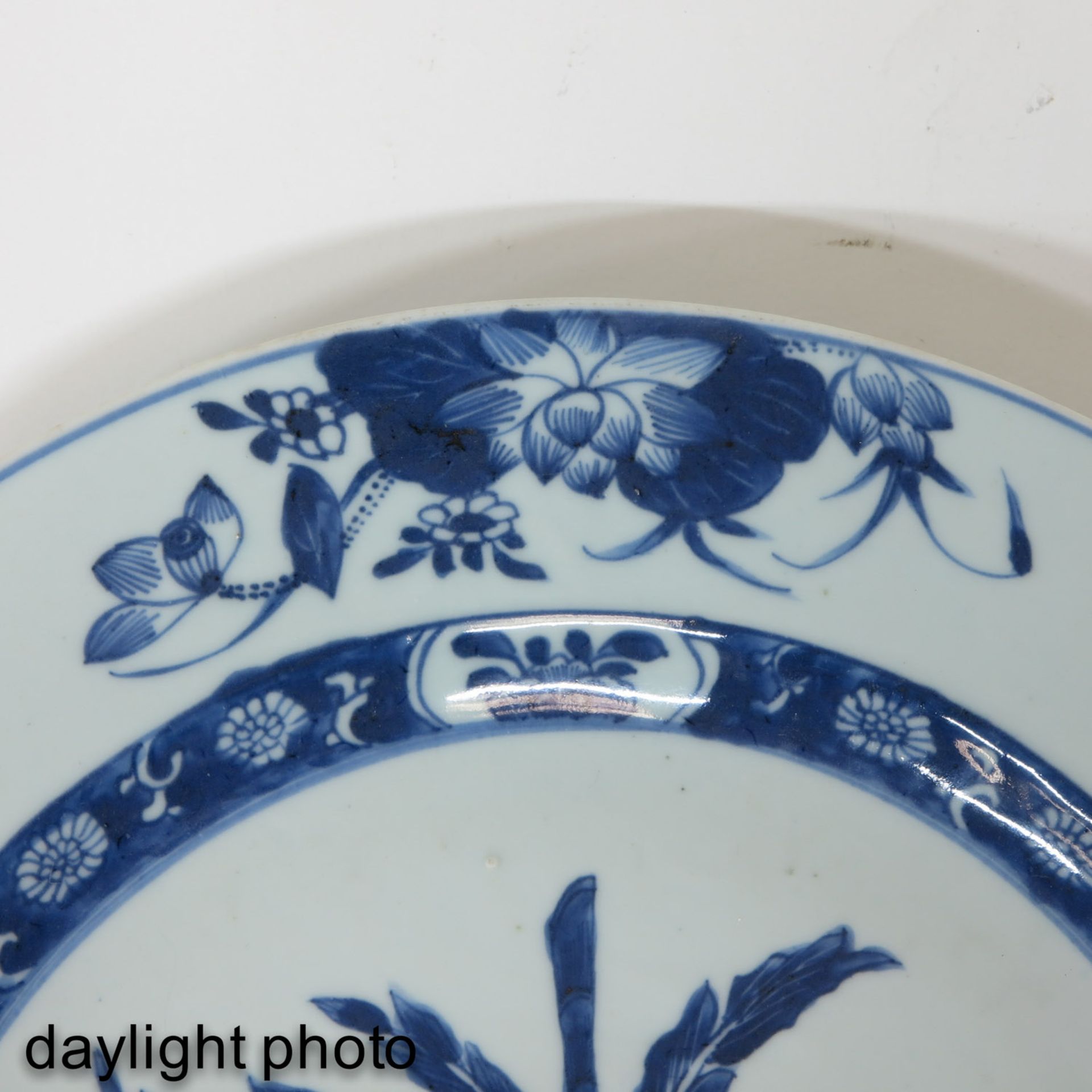 A Blue and White Charger - Image 6 of 6