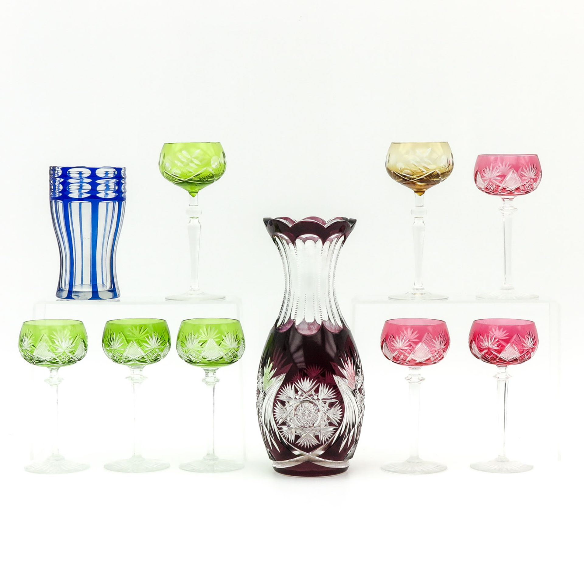 A Collection of Colored Crystal Stemware - Bild 2 aus 10