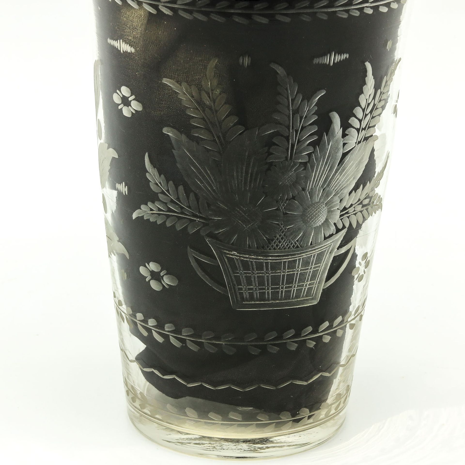 A Engraved Grape Washing Glass - Image 4 of 6