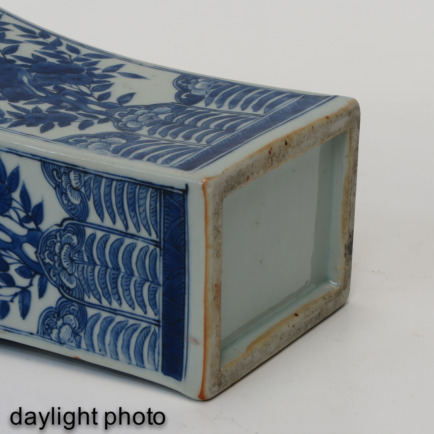 A Pair of Blue and White Vases - Image 8 of 10