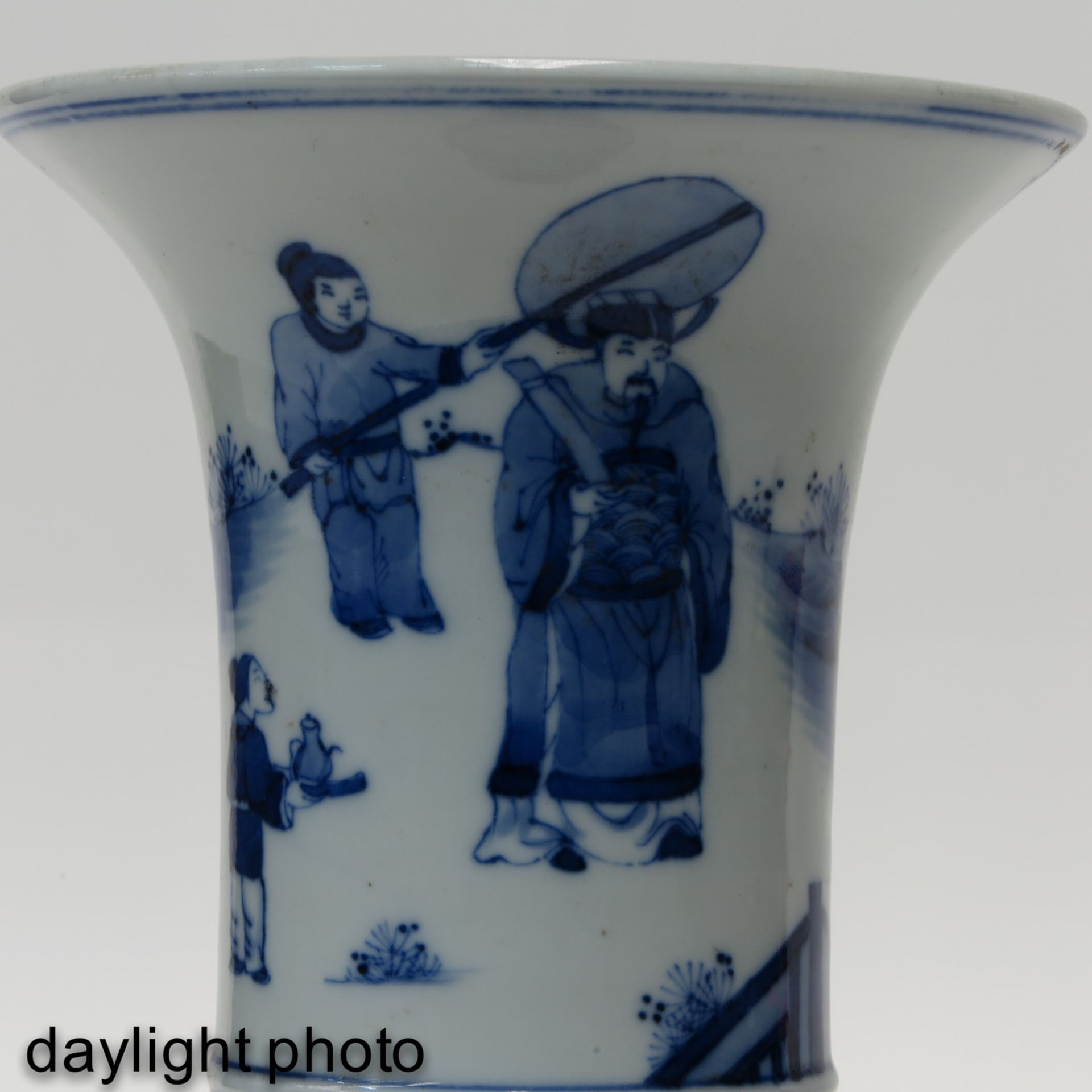 A Blue and White Gu Vase - Image 10 of 10