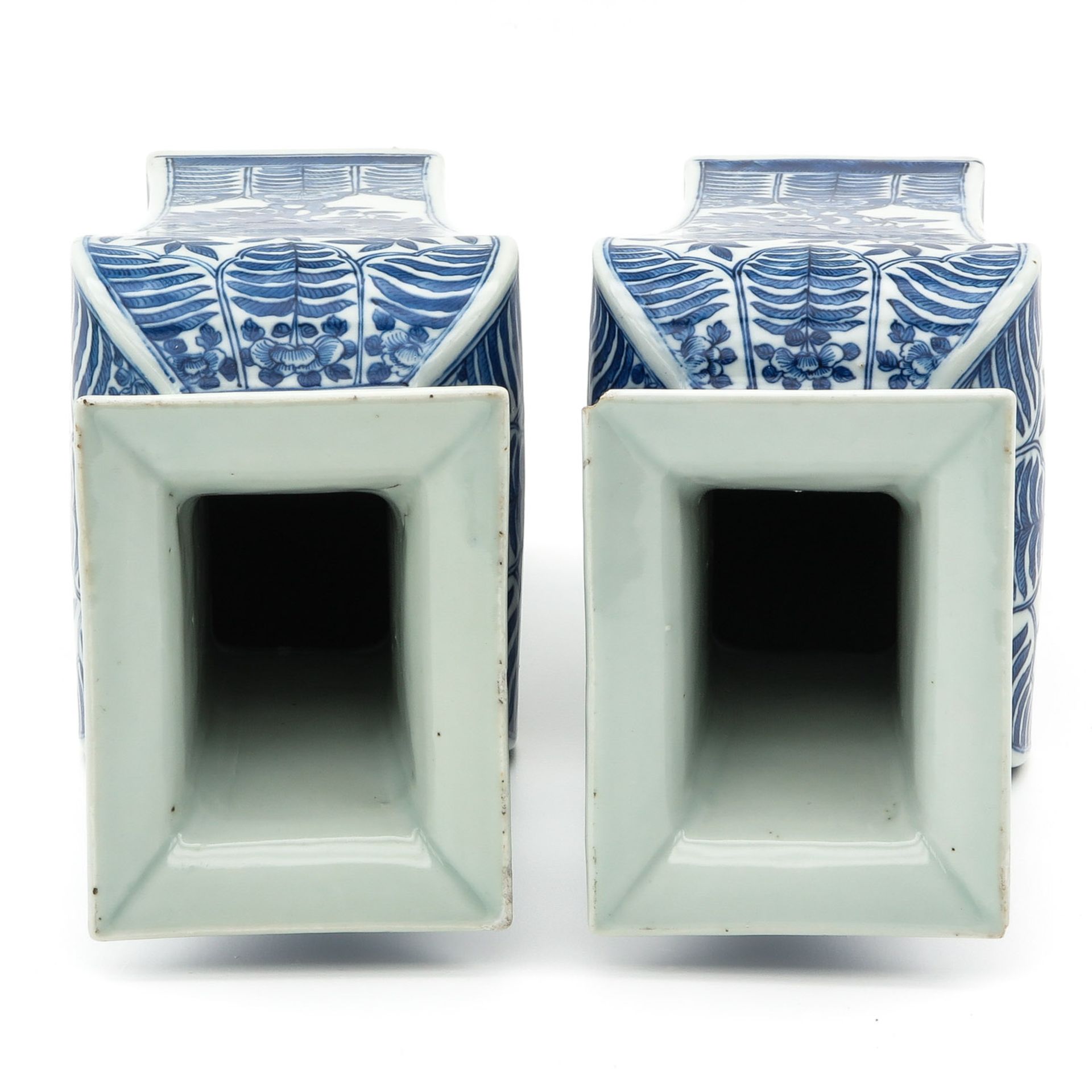 A Pair of Blue and White Vases - Image 5 of 10