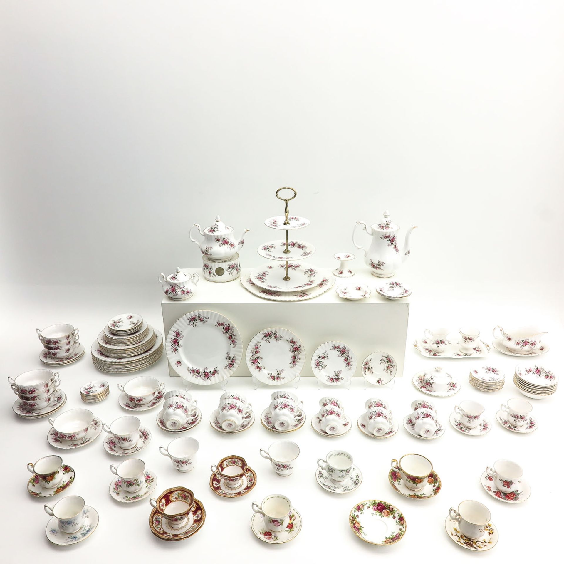 A Very Large Collection of Royal Albert Tableware - Image 3 of 10