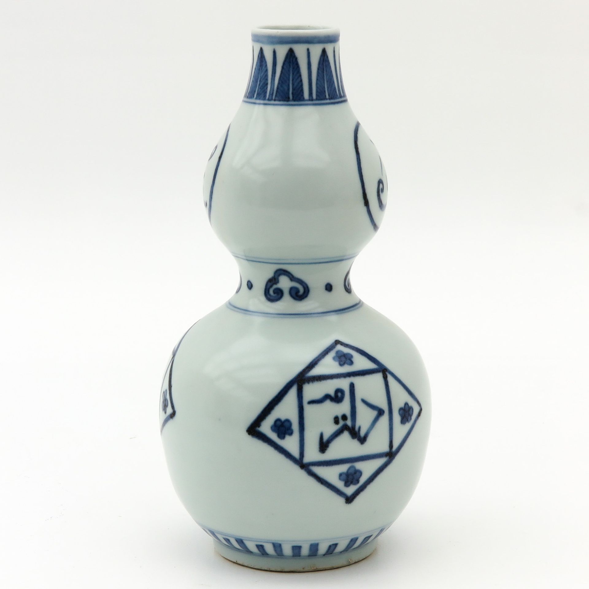 A Blue and White Double Gourd Vase - Image 2 of 9