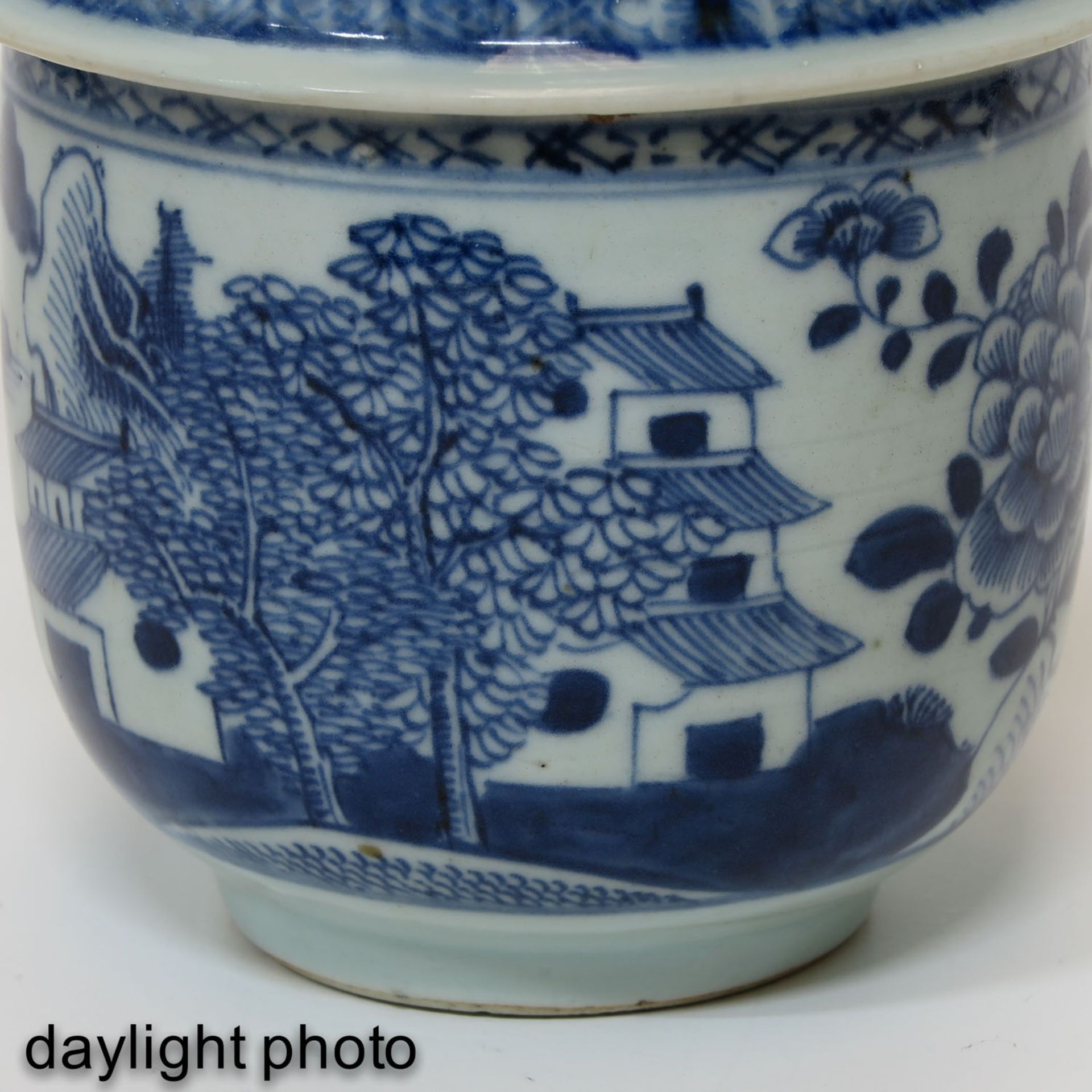 A Blue and White Covered Jar - Image 9 of 10