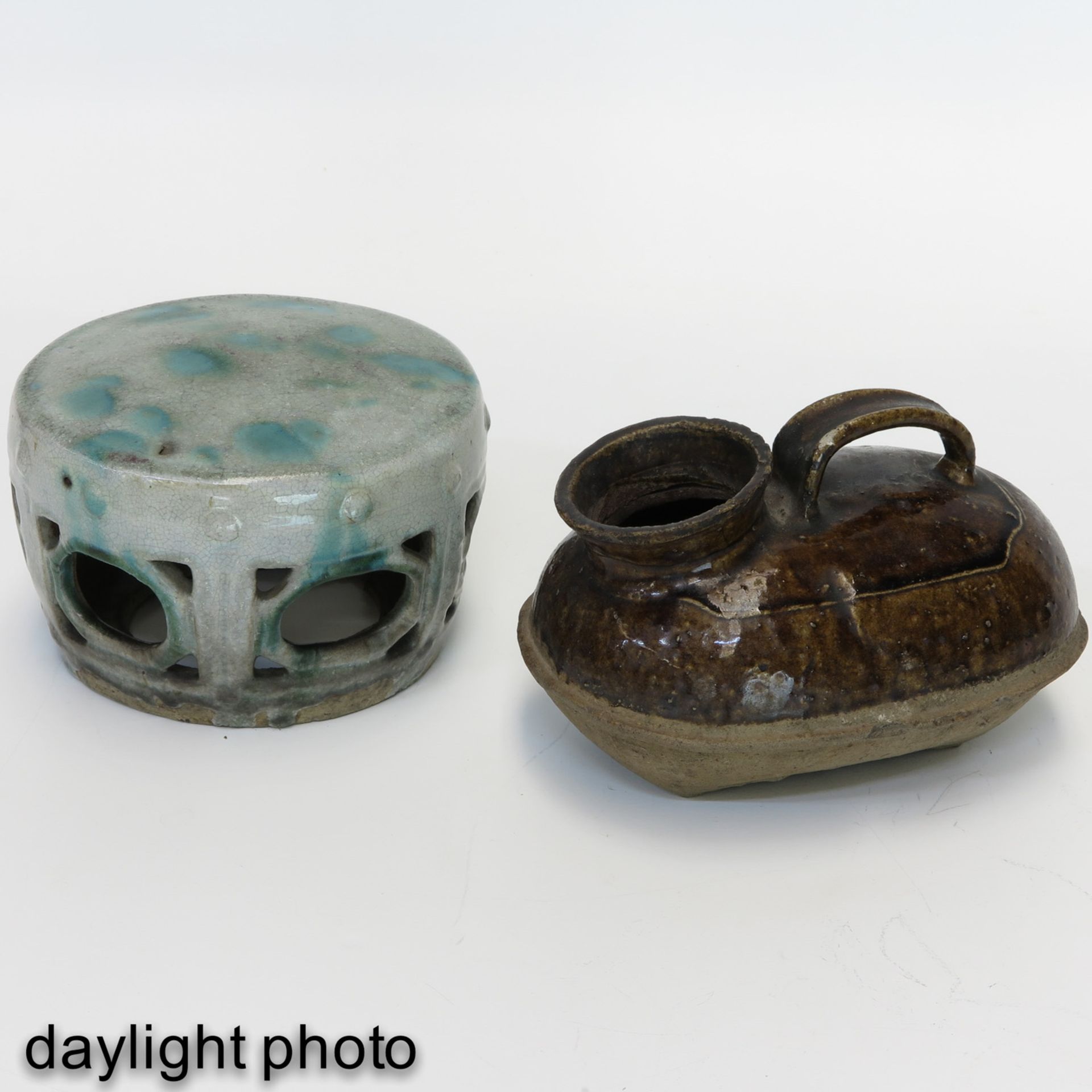 A Chinese Stoneware Vessel and Garden Seat - Bild 7 aus 10