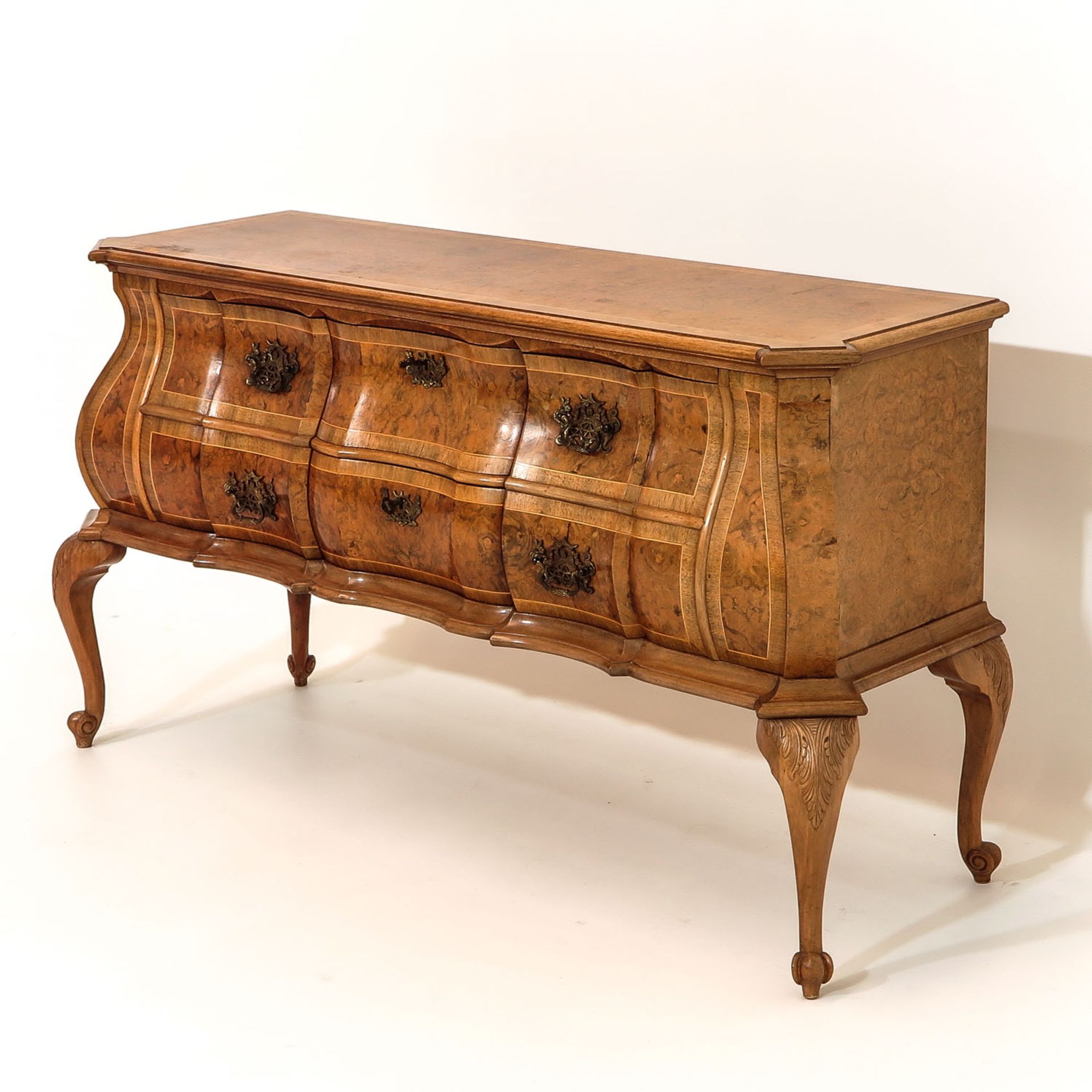 An English Walnut Veneer Dresser - Image 3 of 8