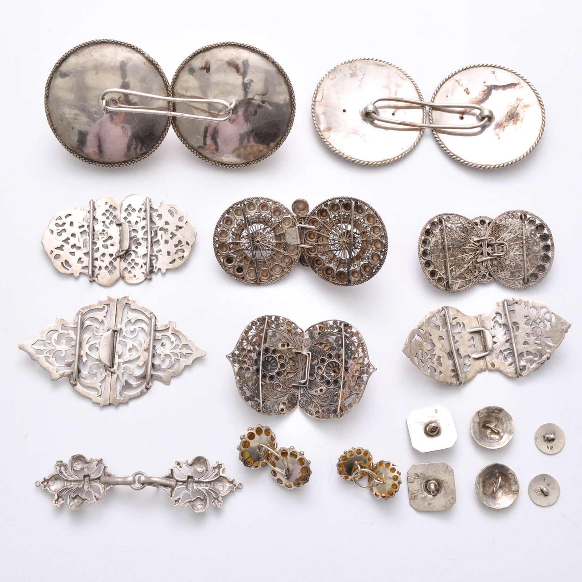 A Lot of Diverse Belt Buckles, Keelknopen and Clasps - Image 2 of 2