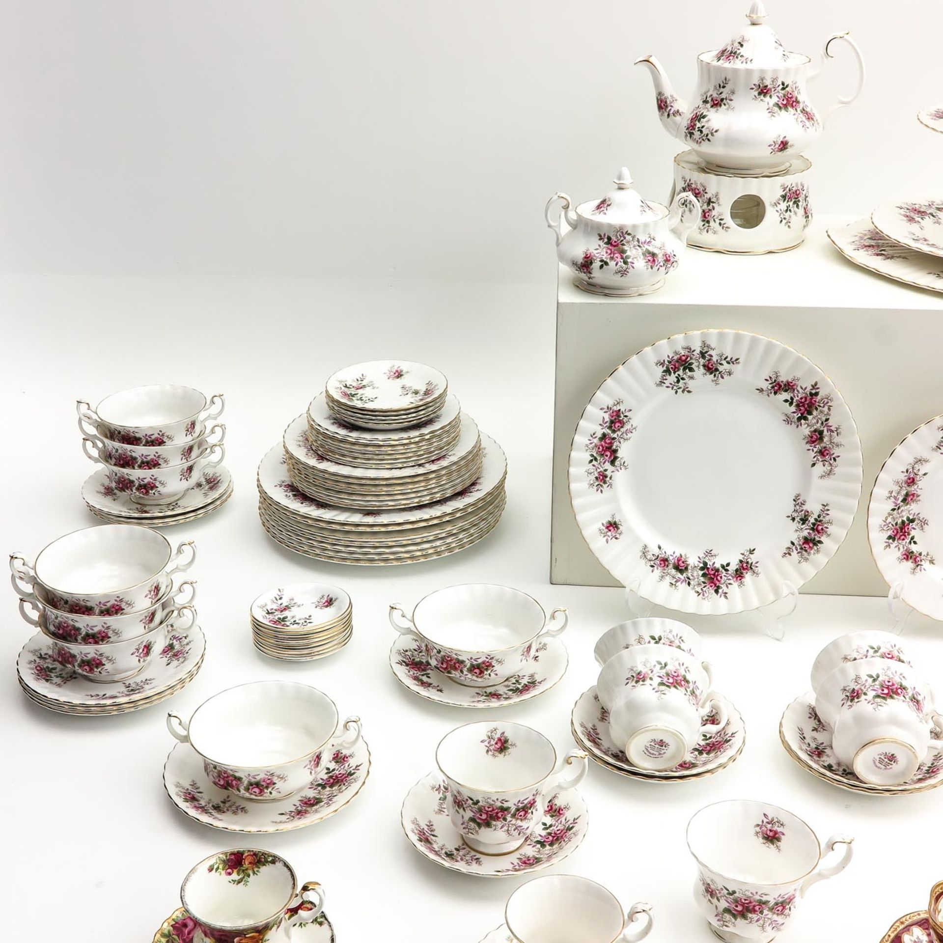 A Very Large Collection of Royal Albert Tableware - Image 5 of 10