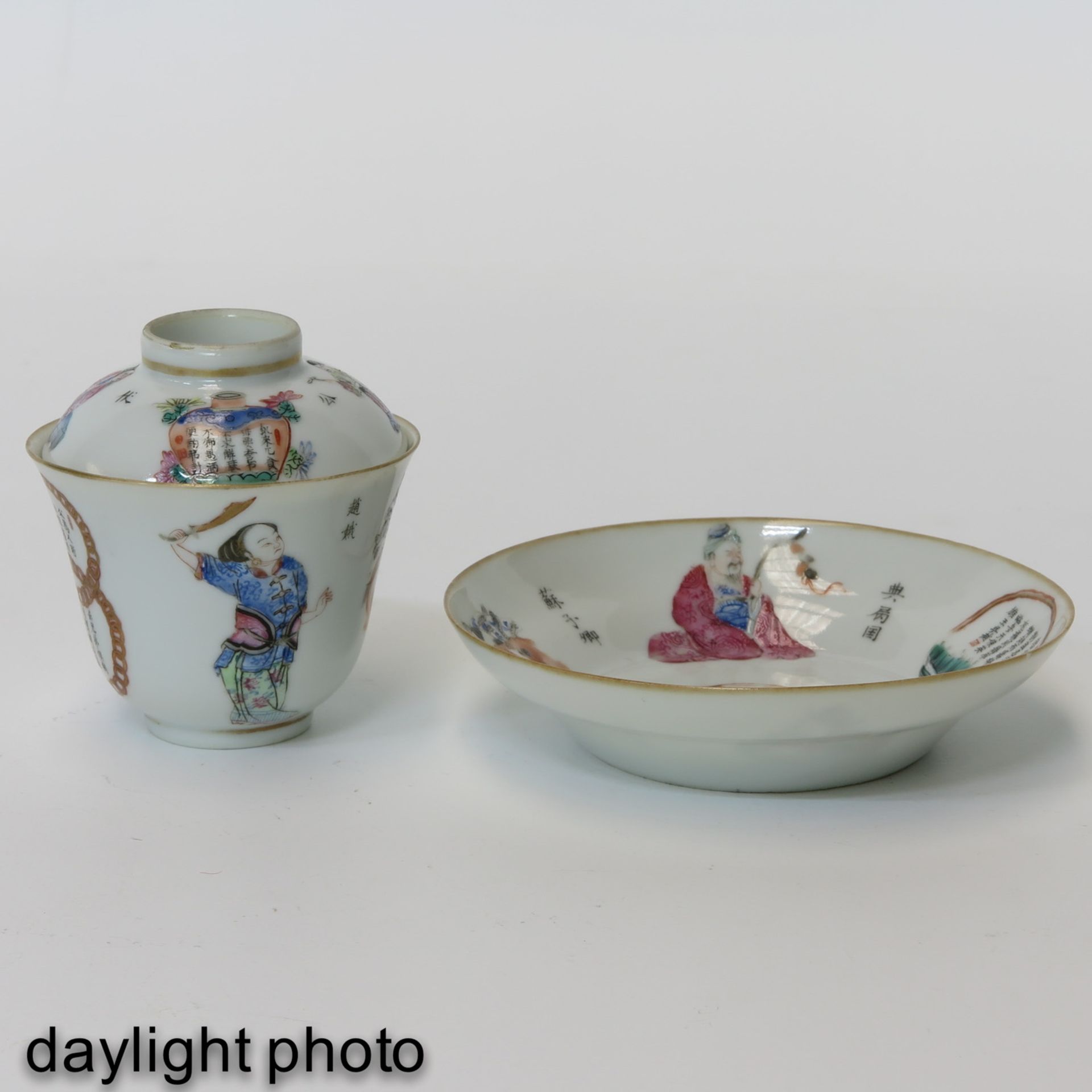 A Covered Cup and Saucer - Bild 7 aus 10