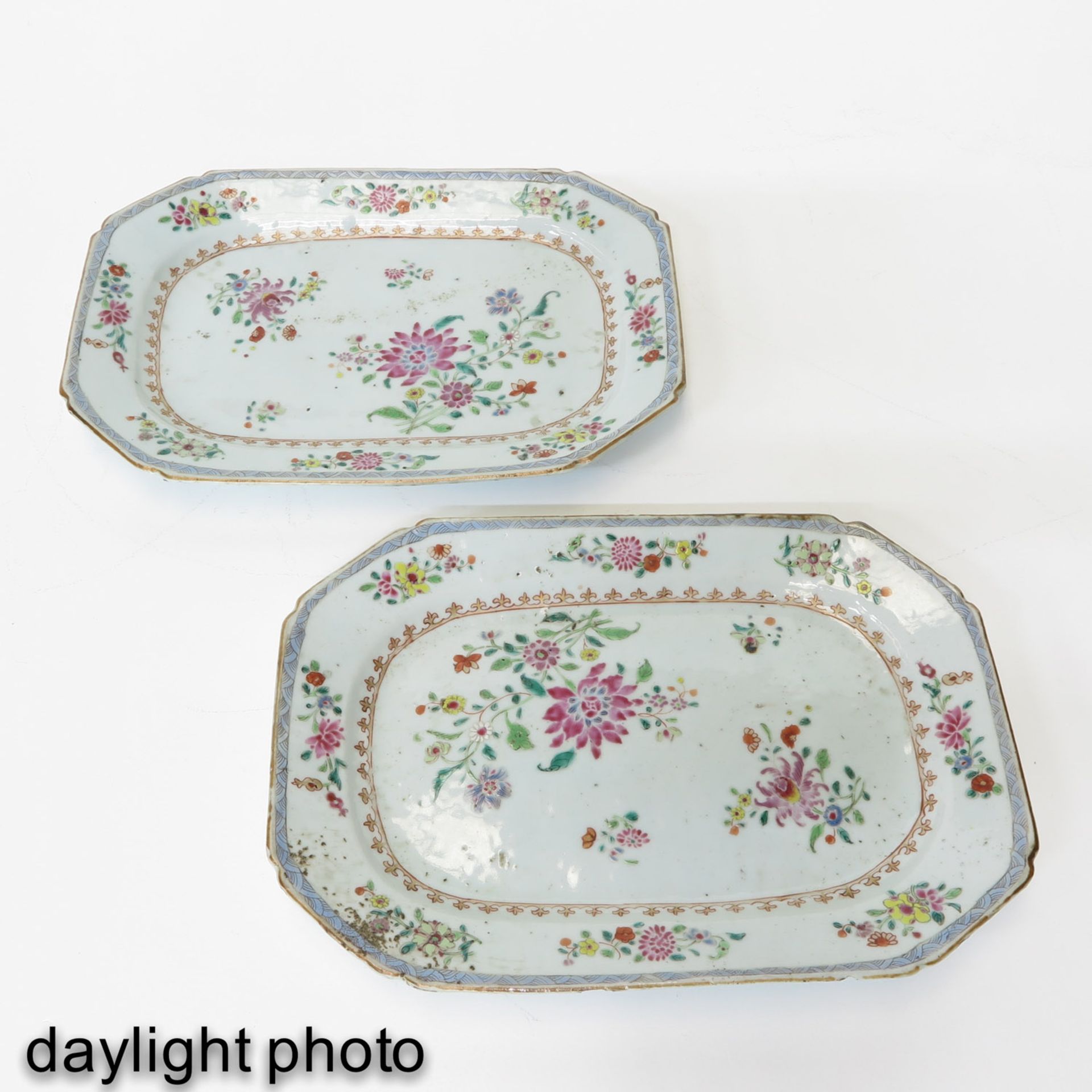 A Pair of Famille Rose Serving Trays - Bild 7 aus 9